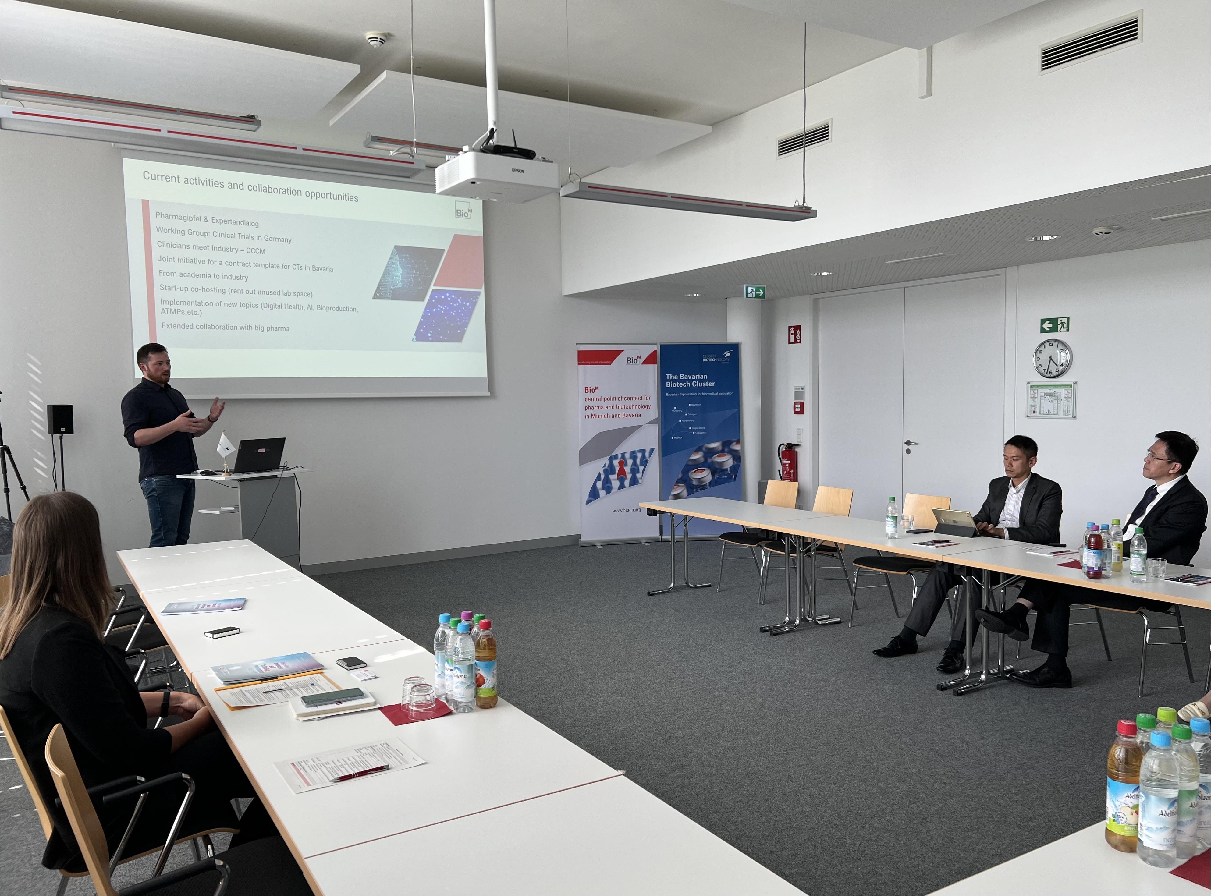 The Secretary for Innovation, Technology and Industry, Professor Sun Dong (first right), visited BioM Biotech Cluster Development GmbH in Munich yesterday (June 14, Munich time) and received a briefing on the biotechnology and medicine community and ecosystem in the state of Bavaria. 

