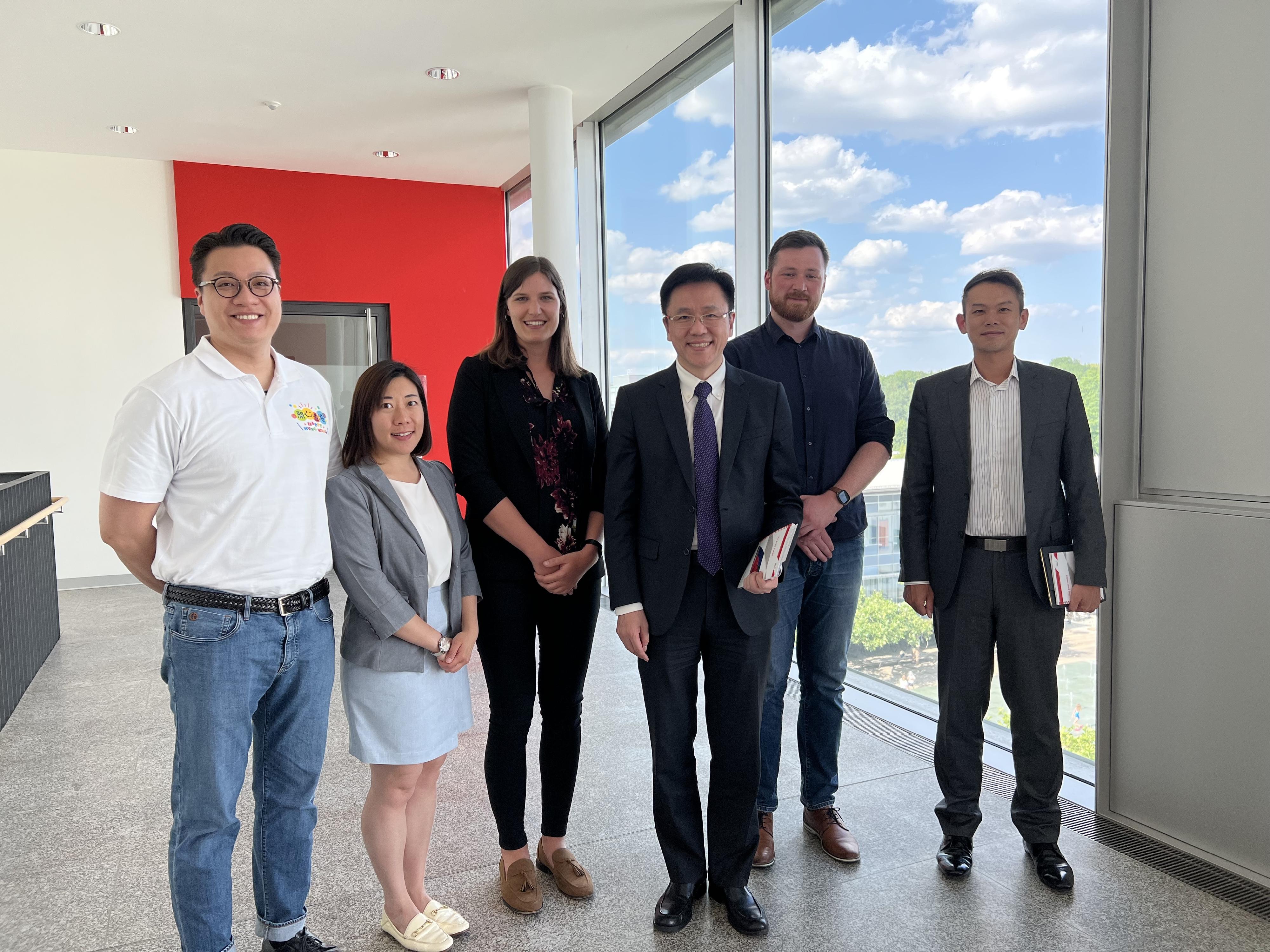 The Secretary for Innovation, Technology and Industry, Professor Sun Dong (third right), visited BioM Biotech Cluster Development GmbH in Munich, Germany yesterday (June 14, Munich time).

