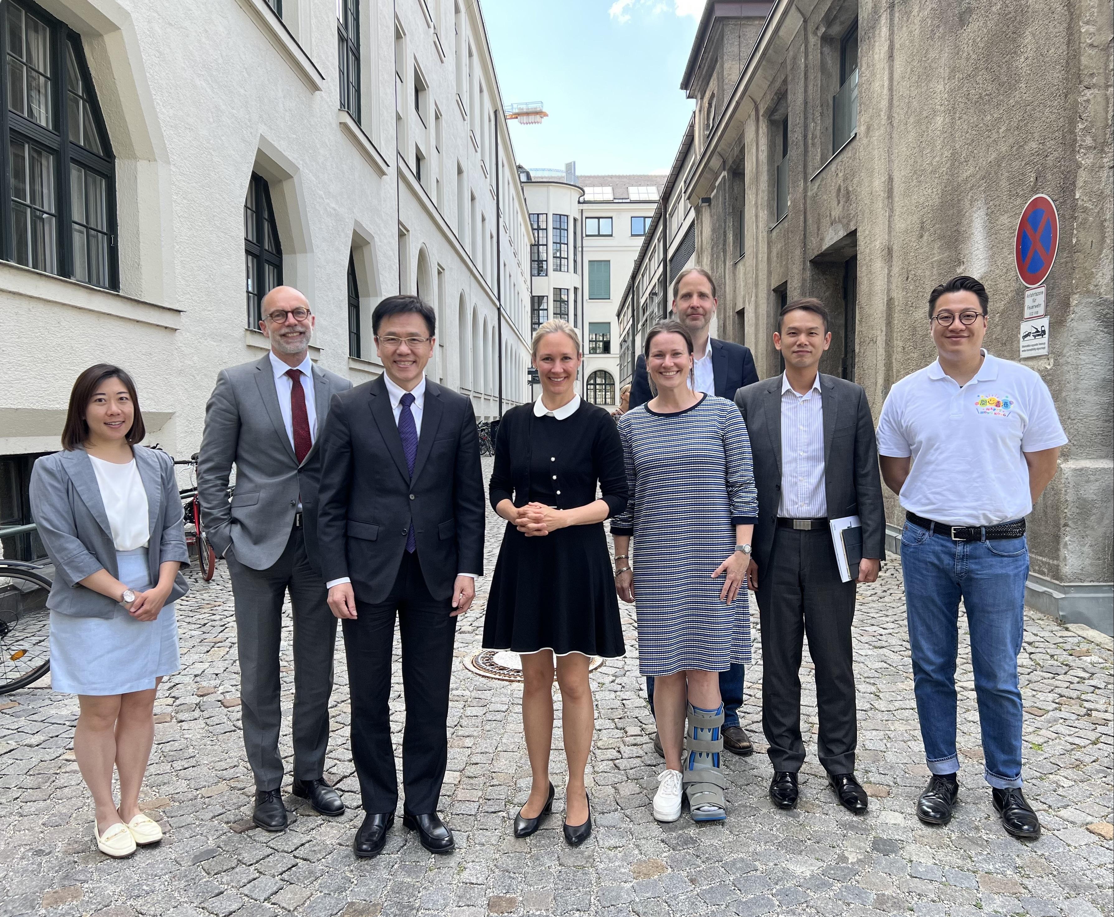 創新科技及工業局局長孫東教授（左三）昨日（慕尼黑時間六月十四日）在德國慕尼黑到訪慕尼黑工業大學。
