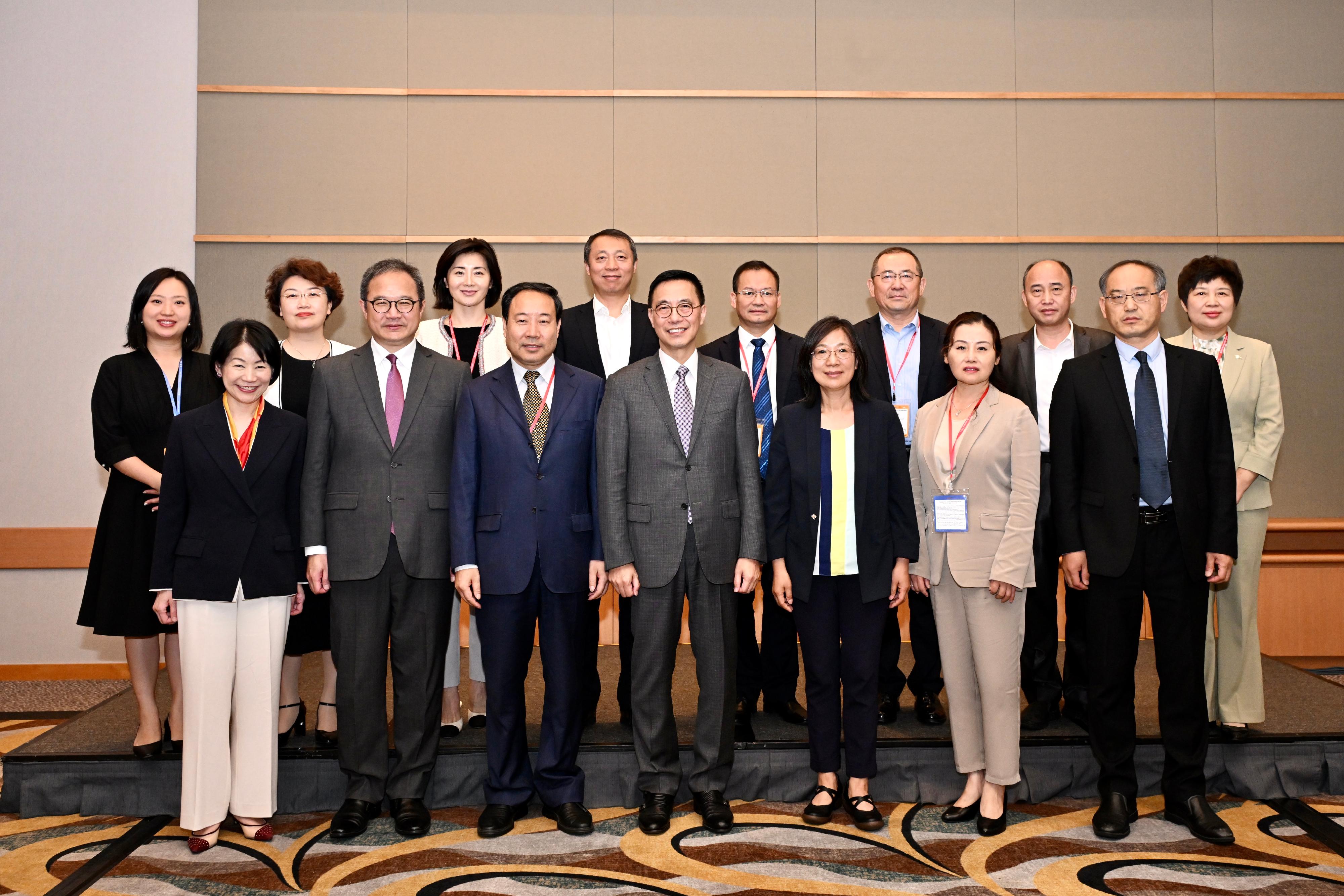 The Secretary for Culture, Sports and Tourism, Mr Kevin Yeung (front row, centre), today (June 15) met with leaders of the cultural and tourism authorities from various Mainland provinces, cities and autonomous regions, who visited Hong Kong to join the International Travel Expo in Hong Kong. Photo shows Inspector at Level 2 of the Department of Hong Kong, Macao and Taiwan Affairs of the Ministry of Culture and Tourism of the People's Republic of China Ms Cui Suxiang (front row, third right) and the Director of the Asia Tourism Exchange Center, Mr Zhang Dong (front row, third left).
