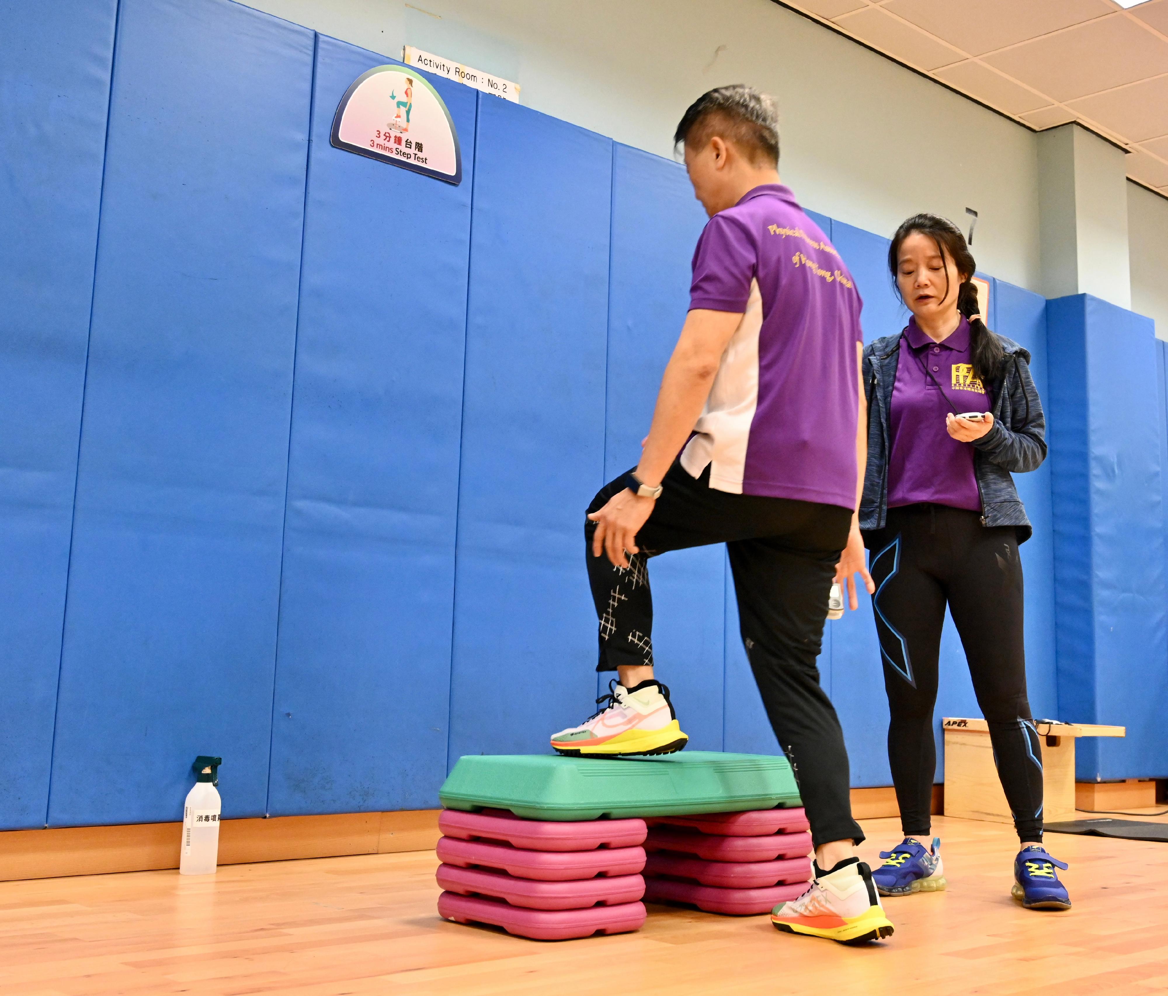 The Community Sports Committee announced the survey findings of the Territory-wide Physical Fitness Survey for the Community today (June 16). Photo shows a physical fitness instructor demonstrating a physical fitness test conducted in the survey.