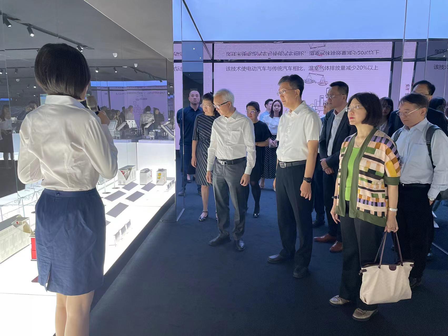 The Secretary for Environment and Ecology, Mr Tse Chin-wan, visited the Daxing International Hydrogen Energy Demonstration Zone today (June 16). Photo shows Mr Tse (front row, third right); the Permanent Secretary for Environment and Ecology (Environment), Miss Janice Tse (front row, first right); and the Director of Environmental Protection, Dr Samuel Chui (back row, first right), touring the hydrogen energy application exhibition hall to learn about the latest developments of the hydrogen energy industry in the Mainland.