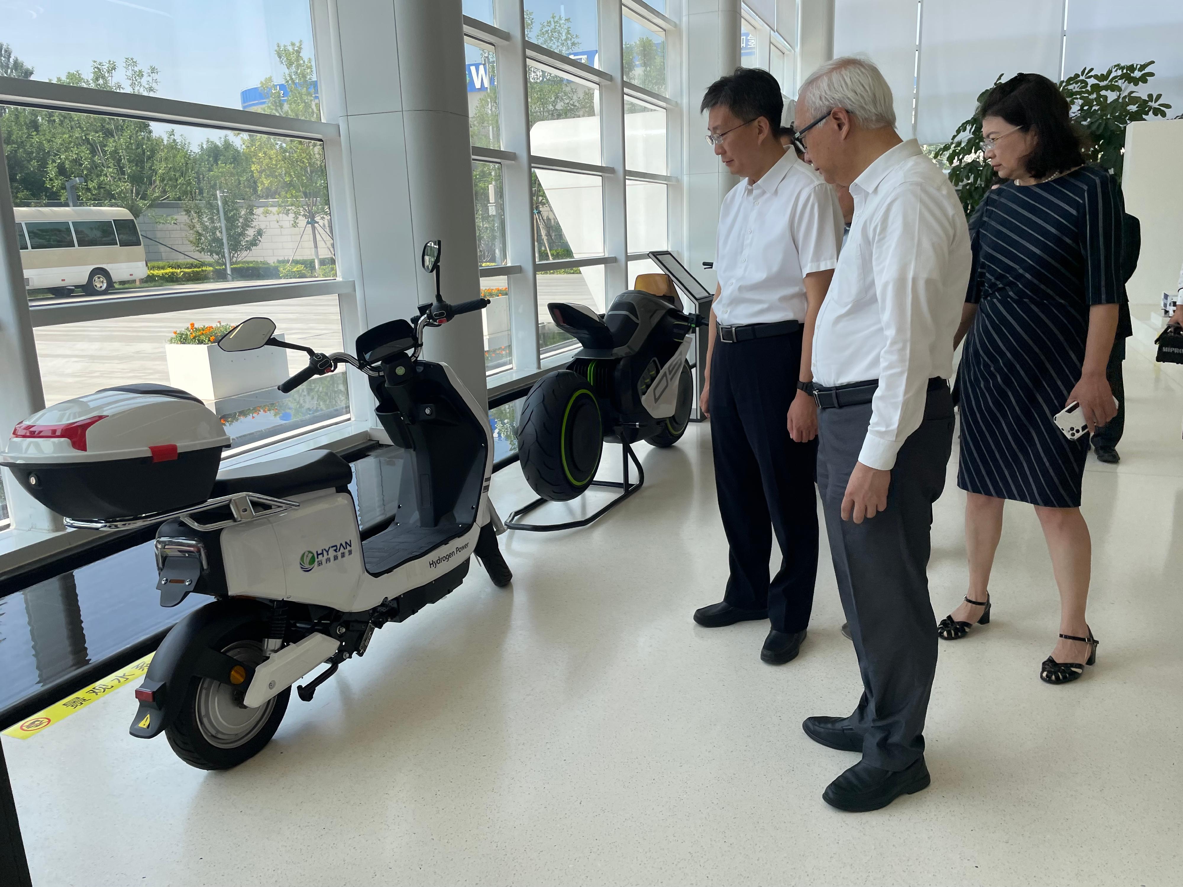 The Secretary for Environment and Ecology, Mr Tse Chin-wan, visited the Daxing International Hydrogen Energy Demonstration Zone today (June 16). Photo shows Mr Tse (centre) viewing different types of hydrogen fuel cell electric vehicles displayed in the Demonstration Zone.