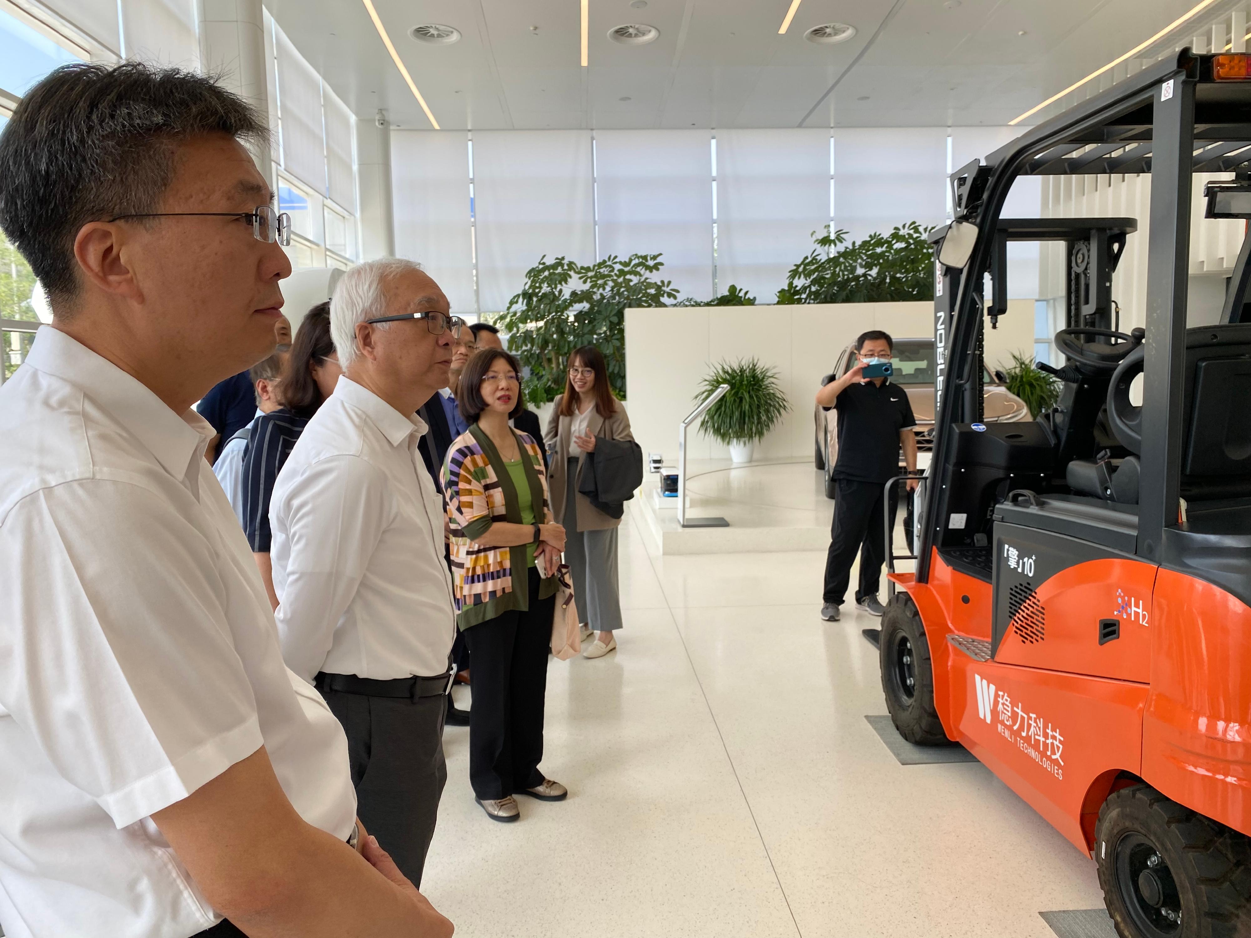 The Secretary for Environment and Ecology, Mr Tse Chin-wan, visited the Daxing International Hydrogen Energy Demonstration Zone today (June 16). Photo shows Mr Tse (second left) and the Permanent Secretary for Environment and Ecology (Environment), Miss Janice Tse (third left), viewing different types of hydrogen fuel cell electric vehicles displayed in the Demonstration Zone.