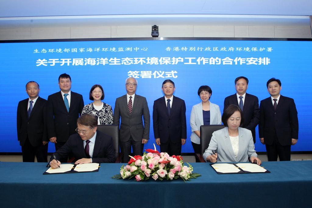 The Secretary for Environment and Ecology, Mr Tse Chin-wan (back row, fourth left), visited the Ministry of Ecology and Environment (MEE) today (June 16) and met with the Minister of the MEE, Mr Huang Runqiu (back row, fourth rigth). After the meeting, they witnessed the signing of the Co-operation Arrangement on Carrying Out Marine Ecological and Environmental Protection Work by the Director of Environmental Protection, Dr Samuel Chui (front row, left), and the Director of the National Marine Environmental Monitoring Center of the MEE, Dr Wang Juying (front row, right).