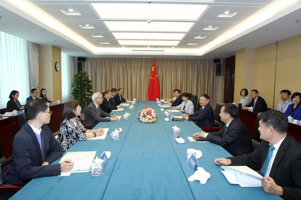 The Secretary for Environment and Ecology, Mr Tse Chin-wan (third left), visited the Ministry of Ecology and Environment (MEE) today (June 16) and met with the Minister of the MEE, Mr Huang Runqiu (third right), to exchange views on various ecology and environment protection issues and related works. The Permanent Secretary for Environment and Ecology (Environment), Miss Janice Tse (second left); and the Director of Environmental Protection, Dr Samuel Chui (fourth left) also attended the meeting.