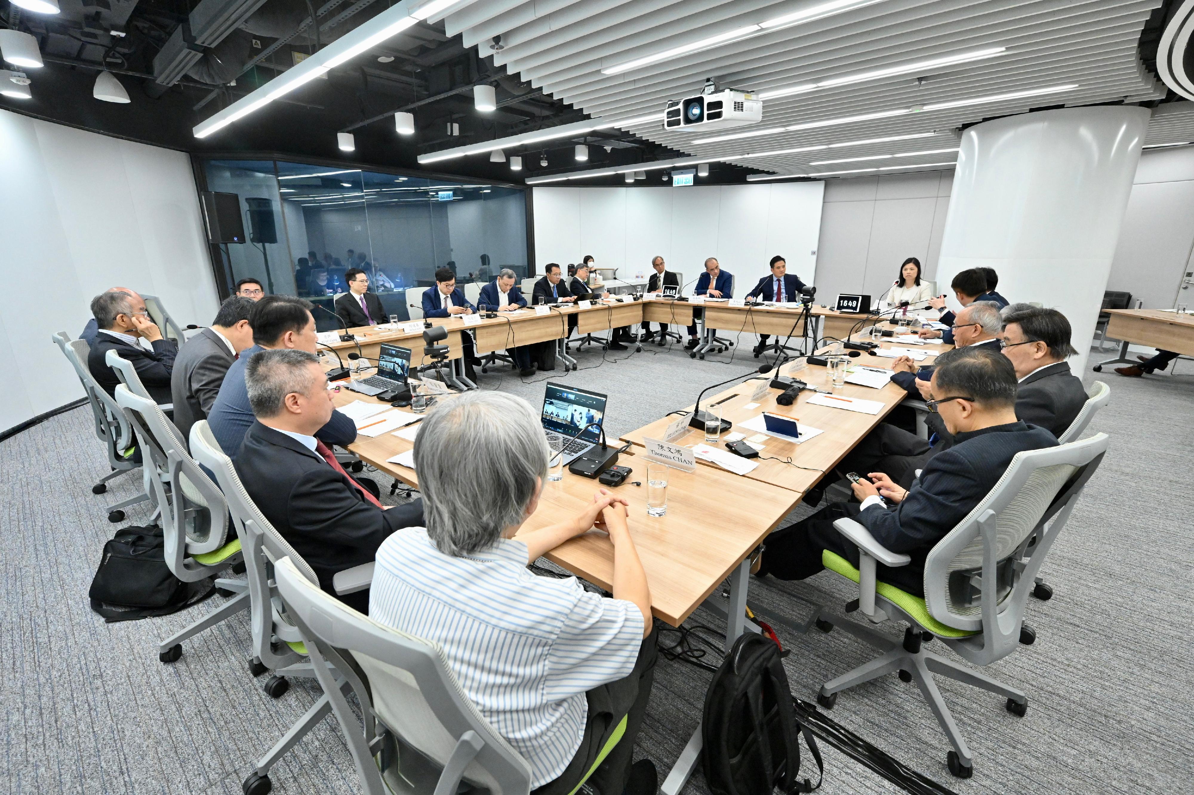 特首政策組組長黃元山博士今日（六月十六日）在政府總部主持特首政策組專家組首次會議。圖示研究策略專家組。