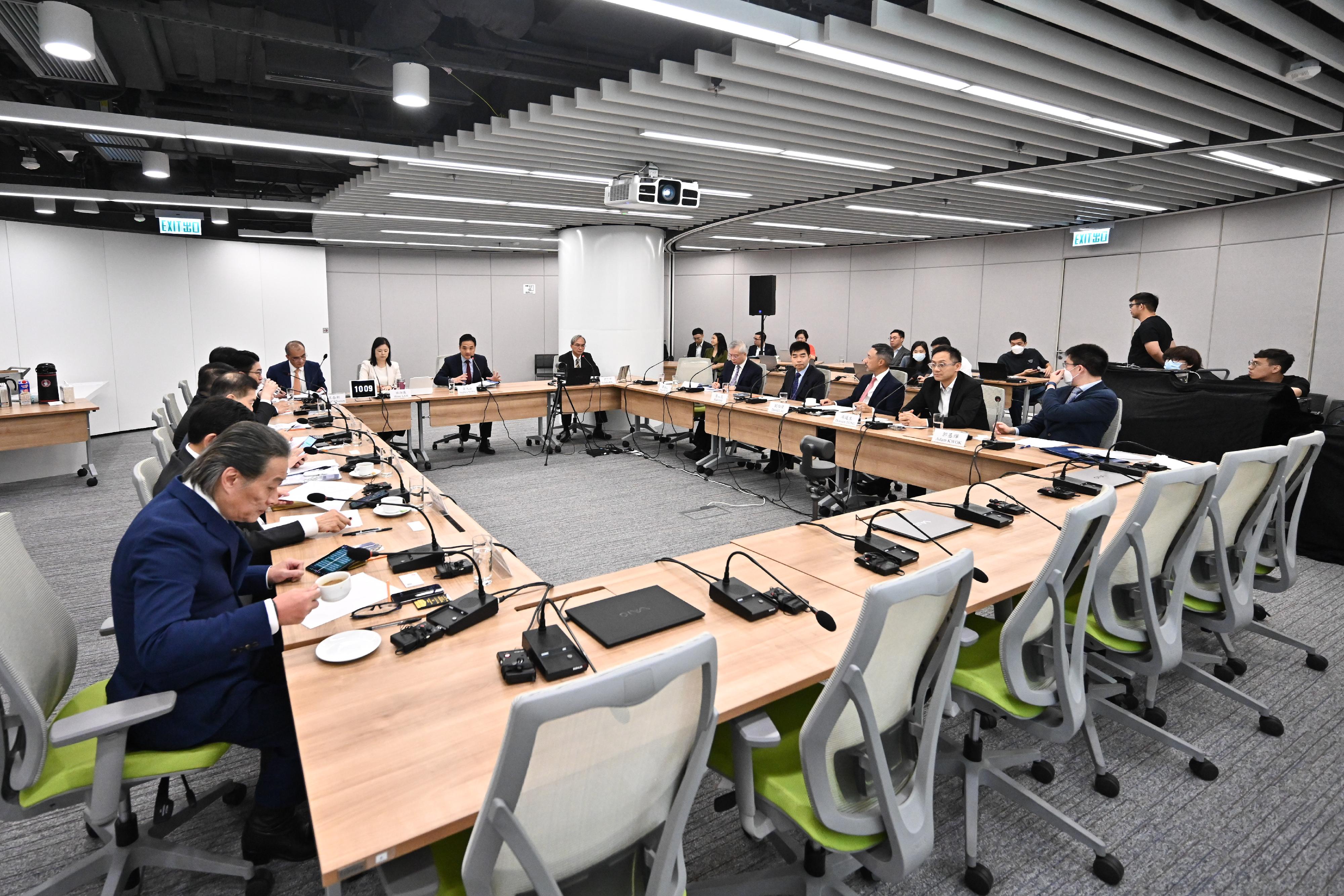 The Head of the Chief Executive's Policy Unit (CEPU), Dr Stephen Wong, chaired the first meeting of the CEPU Expert Group at the Central Government Offices today (June 16). Photo shows the session of Economic Advancement Expert Group.