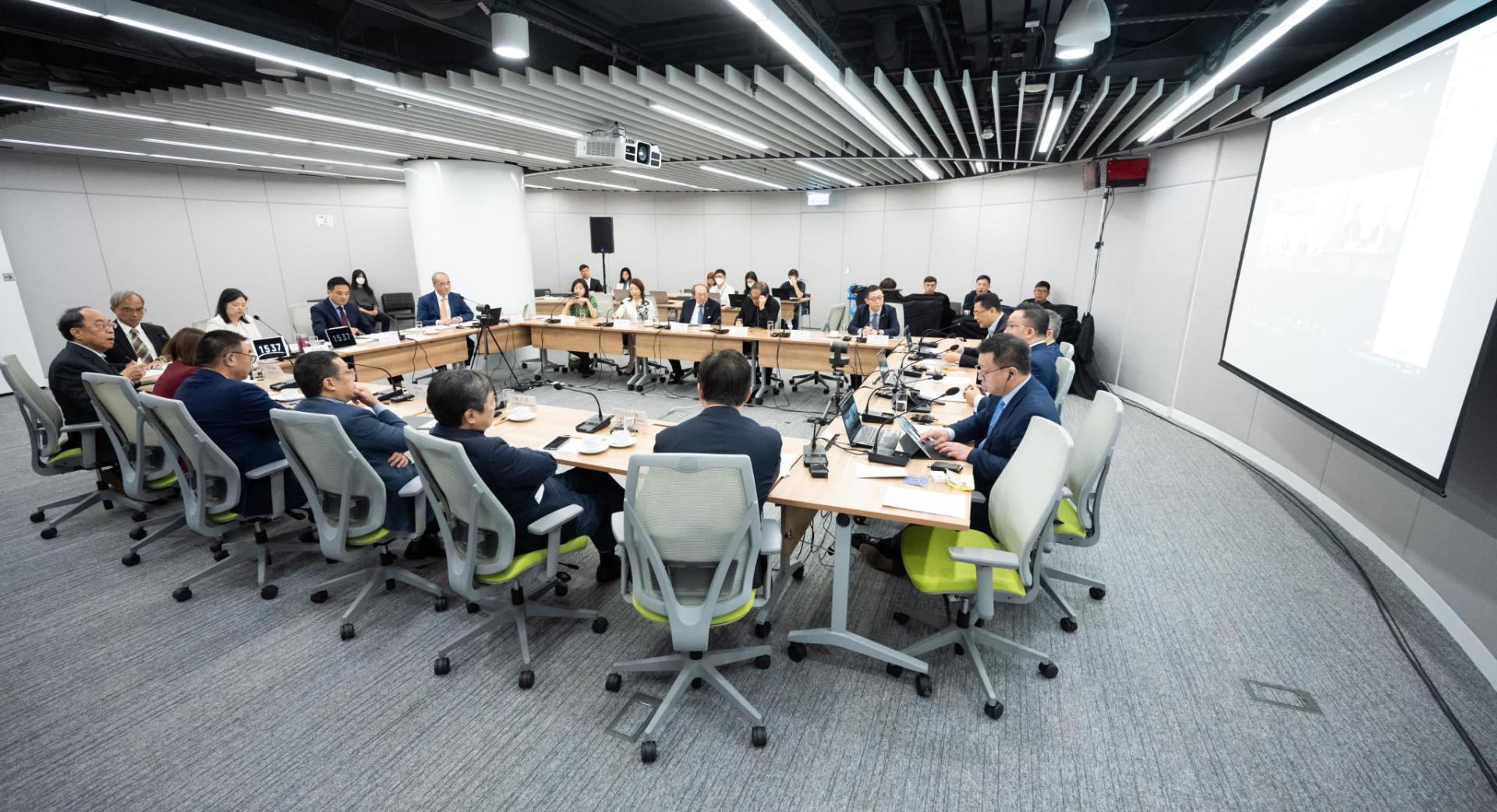 The Head of the Chief Executive's Policy Unit (CEPU), Dr Stephen Wong, chaired the first meeting of the CEPU Expert Group at the Central Government Offices today (June 16). Photo shows the session of Social Development Expert Group.