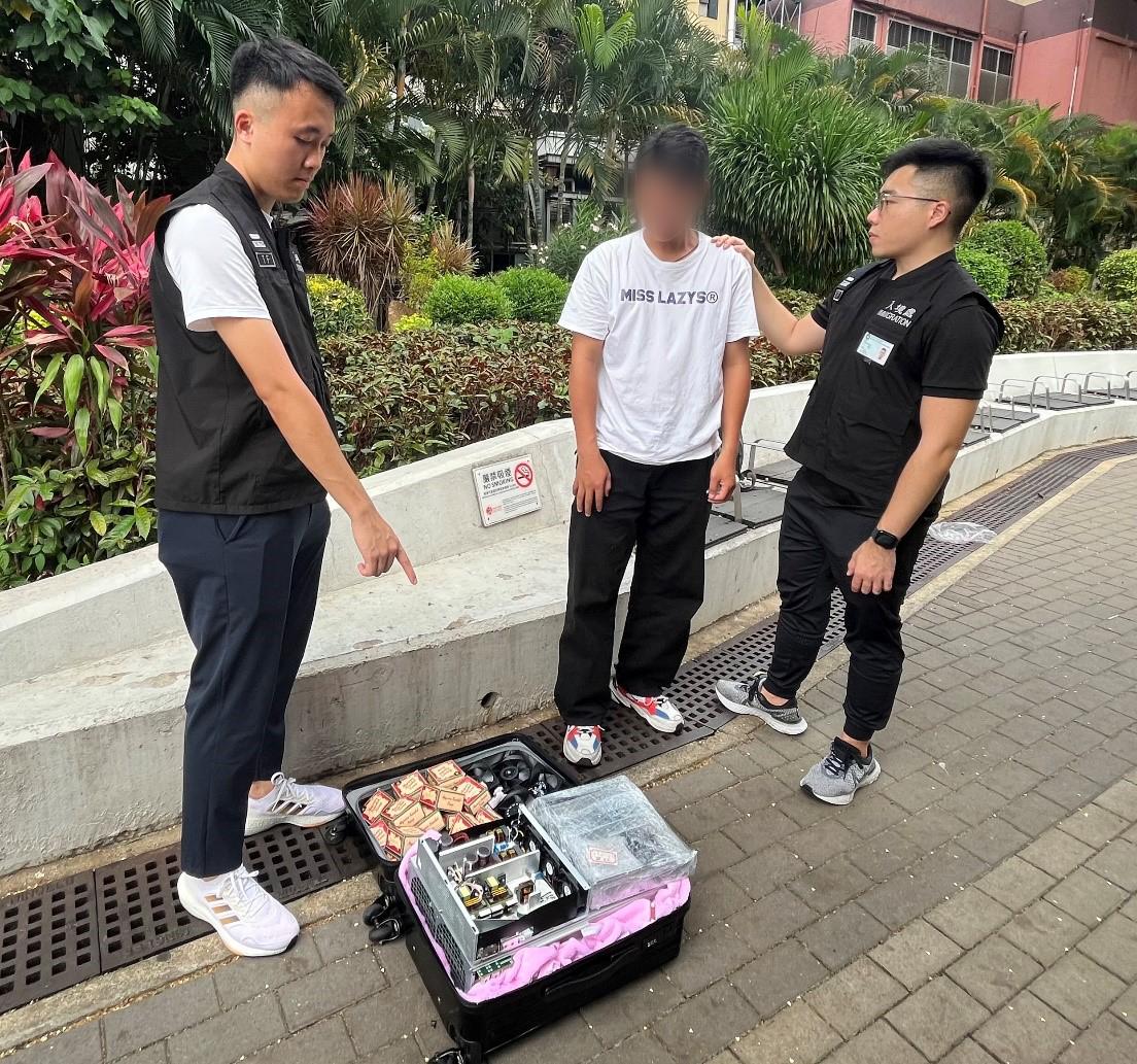 The Immigration Department mounted a series of territory-wide anti-illegal worker operations codenamed "Twilight", and joint operations with the Hong Kong Police Force codenamed "Champion" and "Windsand", for four consecutive days from June 12 to yesterday (June 15). Photo shows a Mainland visitor involved in suspected illegal parallel trading activities and his goods for parallel trading purpose.