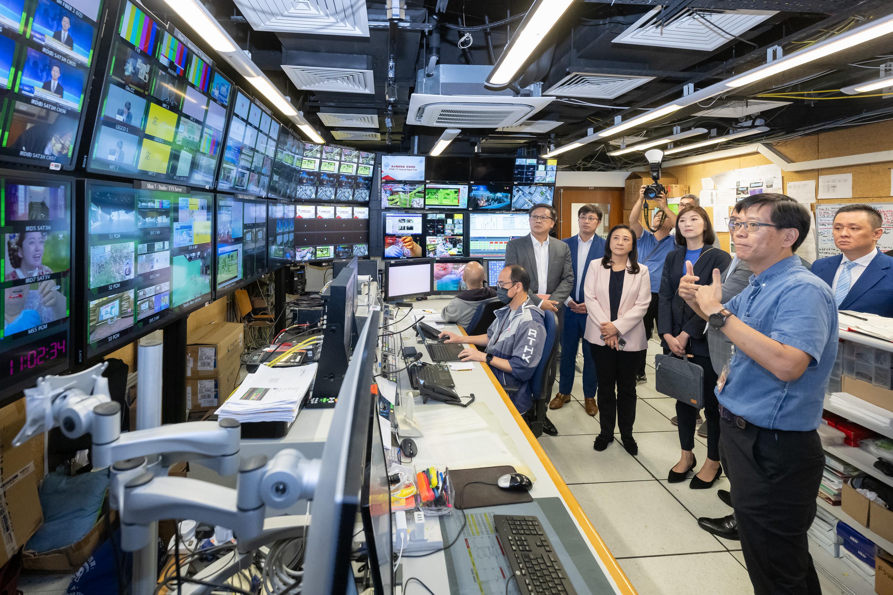 立法会资讯科技及广播事务委员会今日（六月十六日）参观香港电台，以加深议员对公共广播机构工作的认识。图示立法会议员参观电视大厦的电视总控制室。