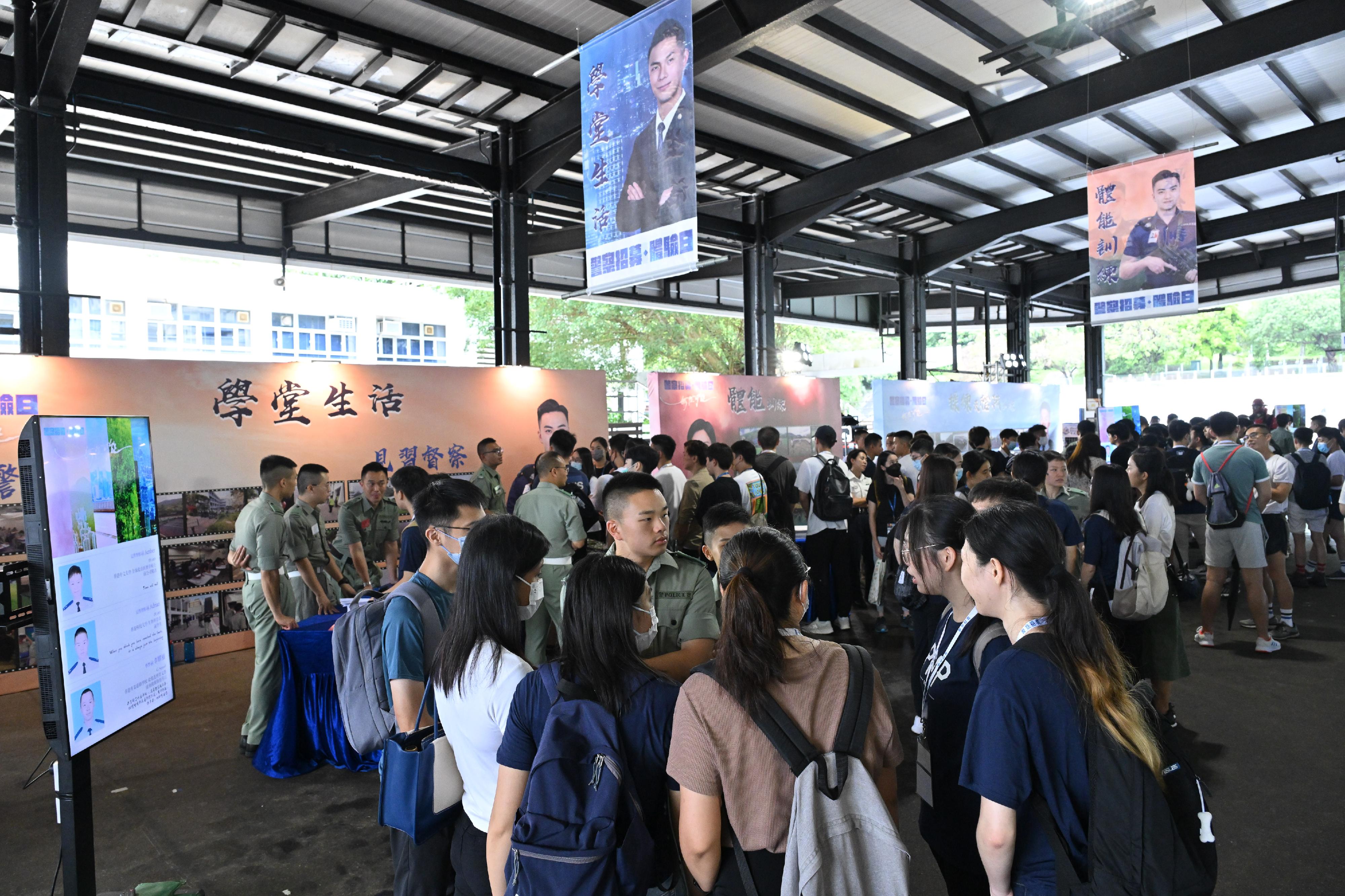 The Hong Kong Police Force today (June 18) organised the Police Recruitment Experience and Assessment Day at the Hong Kong Police College with the theme of “Infinite Possibilities”. Visitors participated in various experimental activities to gain a better knowledge of the recruitment selection process, foundation training programmes at the Police College and diversified police duties.