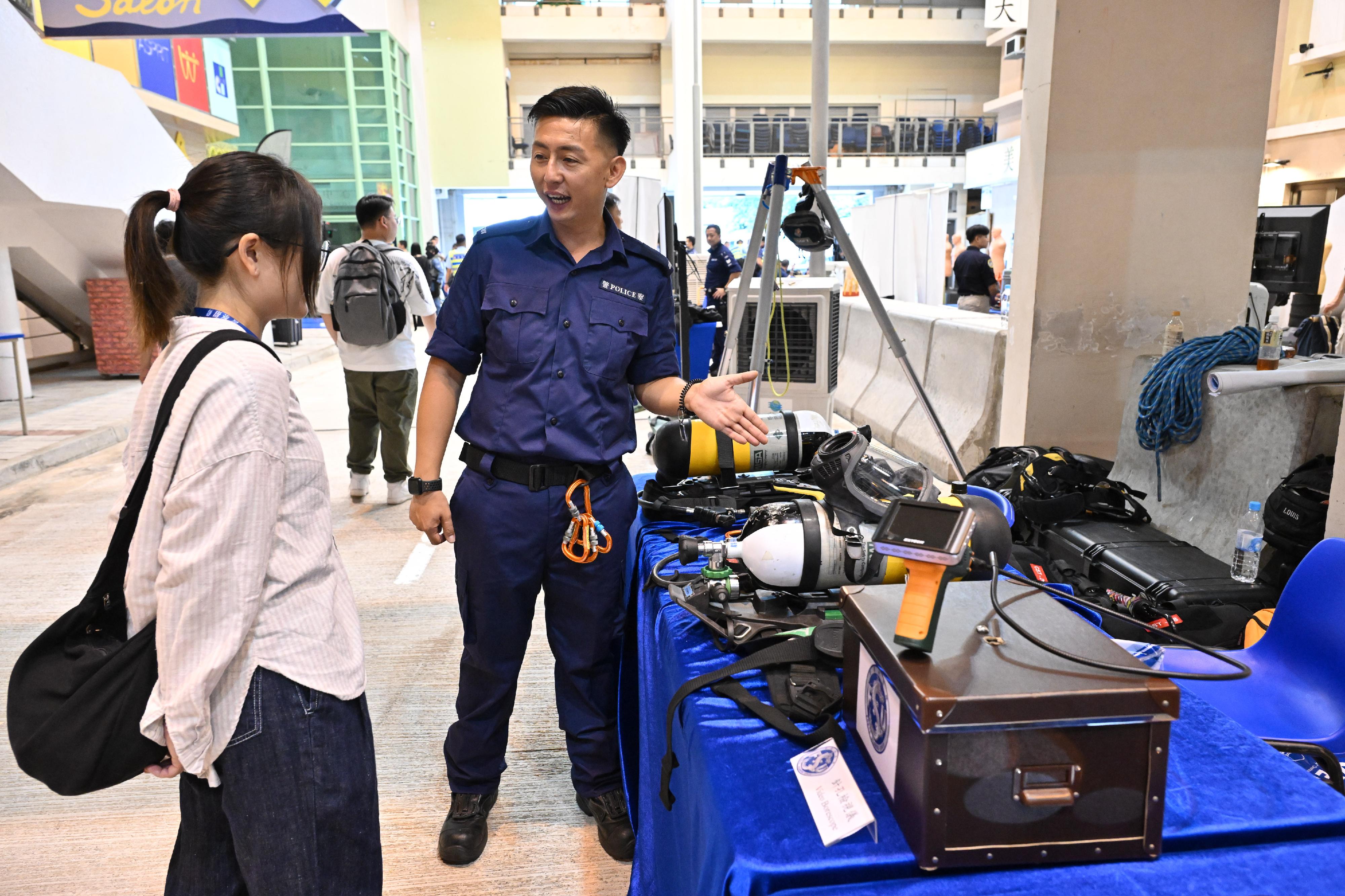 The Hong Kong Police Force today (June 18) organised the Police Recruitment Experience and Assessment Day at the Hong Kong Police College. Photo shows an officer from the Force Search Unit introducing their work and equipment.