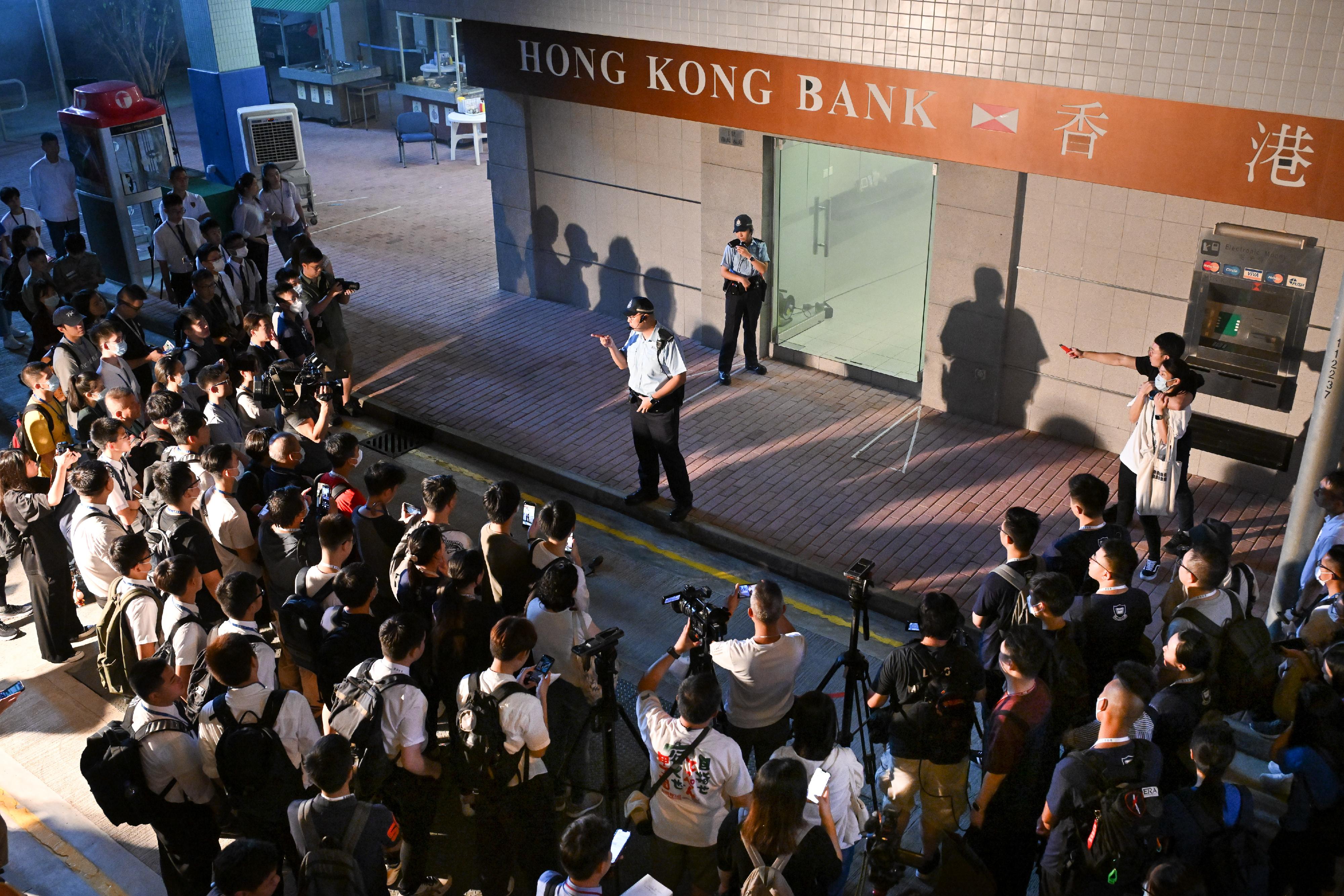 警隊今日（六月十八日）在香港警察學院舉辦「警察招募‧體驗日」。圖示參加者參與互動劇場，感受前線軍裝警務人員在日常巡邏時所遇到的不同挑戰。