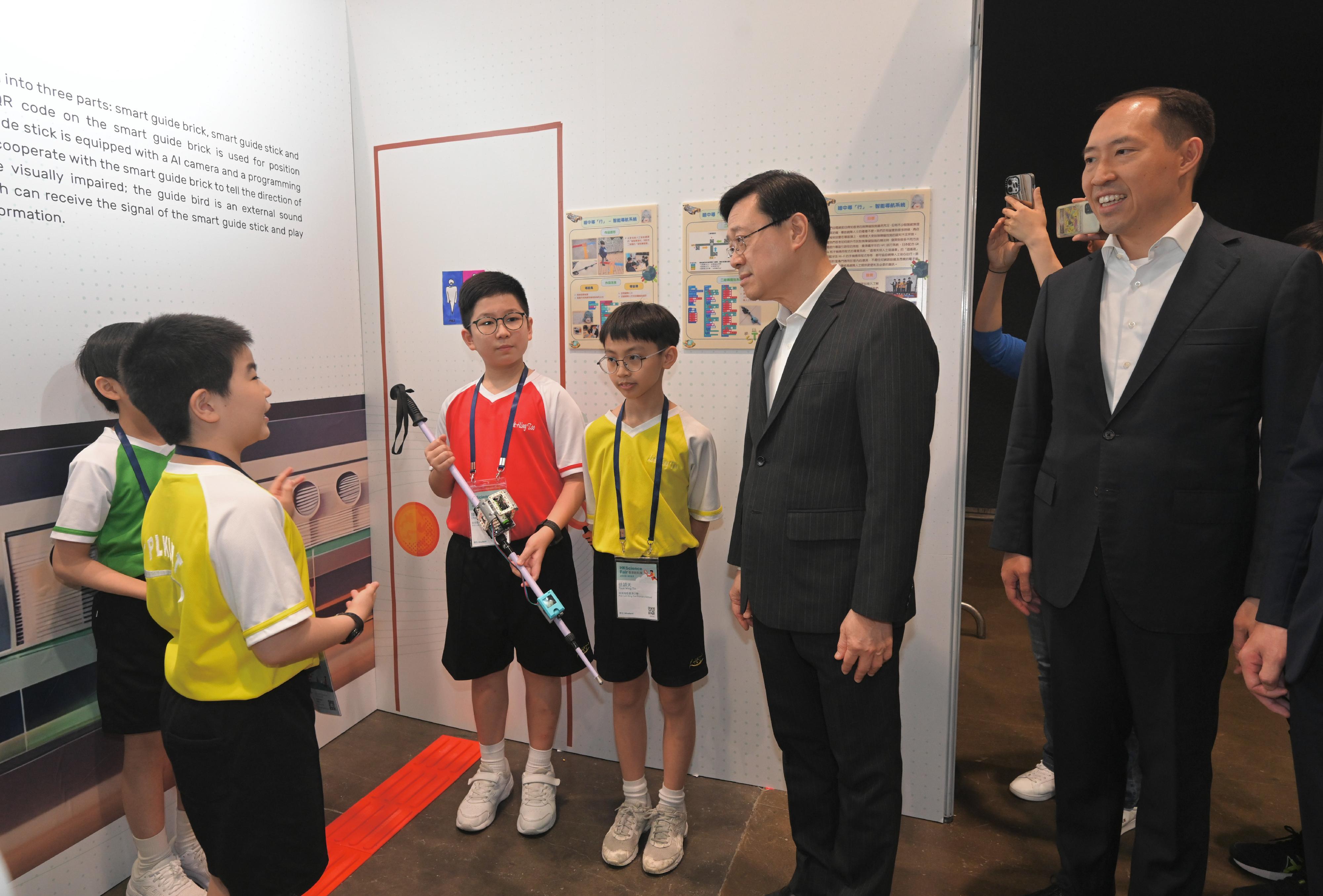 行政長官李家超今日（六月十八日）出席香港創科展2022-2023頒獎典禮。圖示李家超（右二）參觀展覽攤位，並與學生交流。