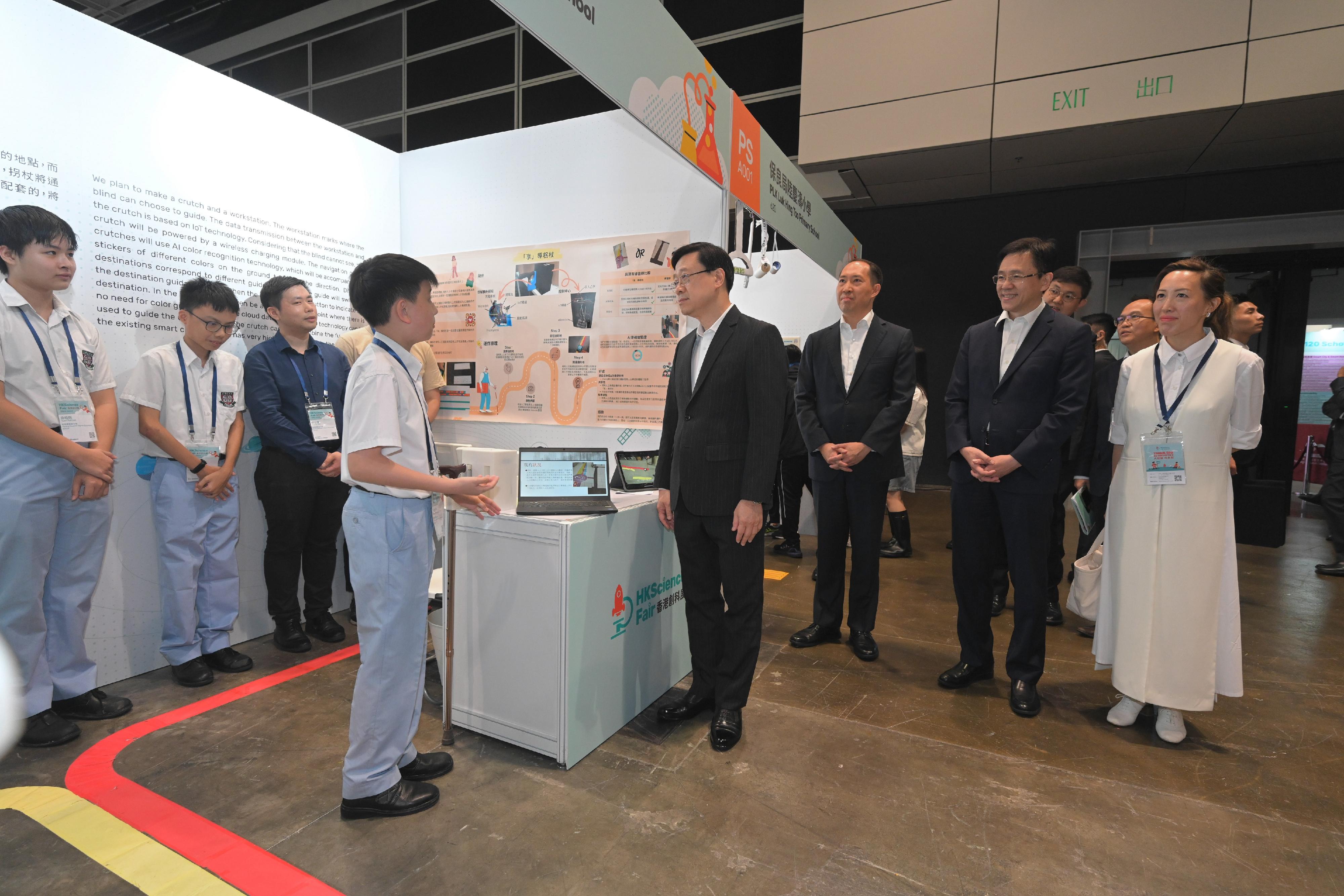 行政長官李家超今日（六月十八日）出席香港創科展2022-2023頒獎典禮。圖示李家超（右四）參觀展覽攤位，並與學生交流。