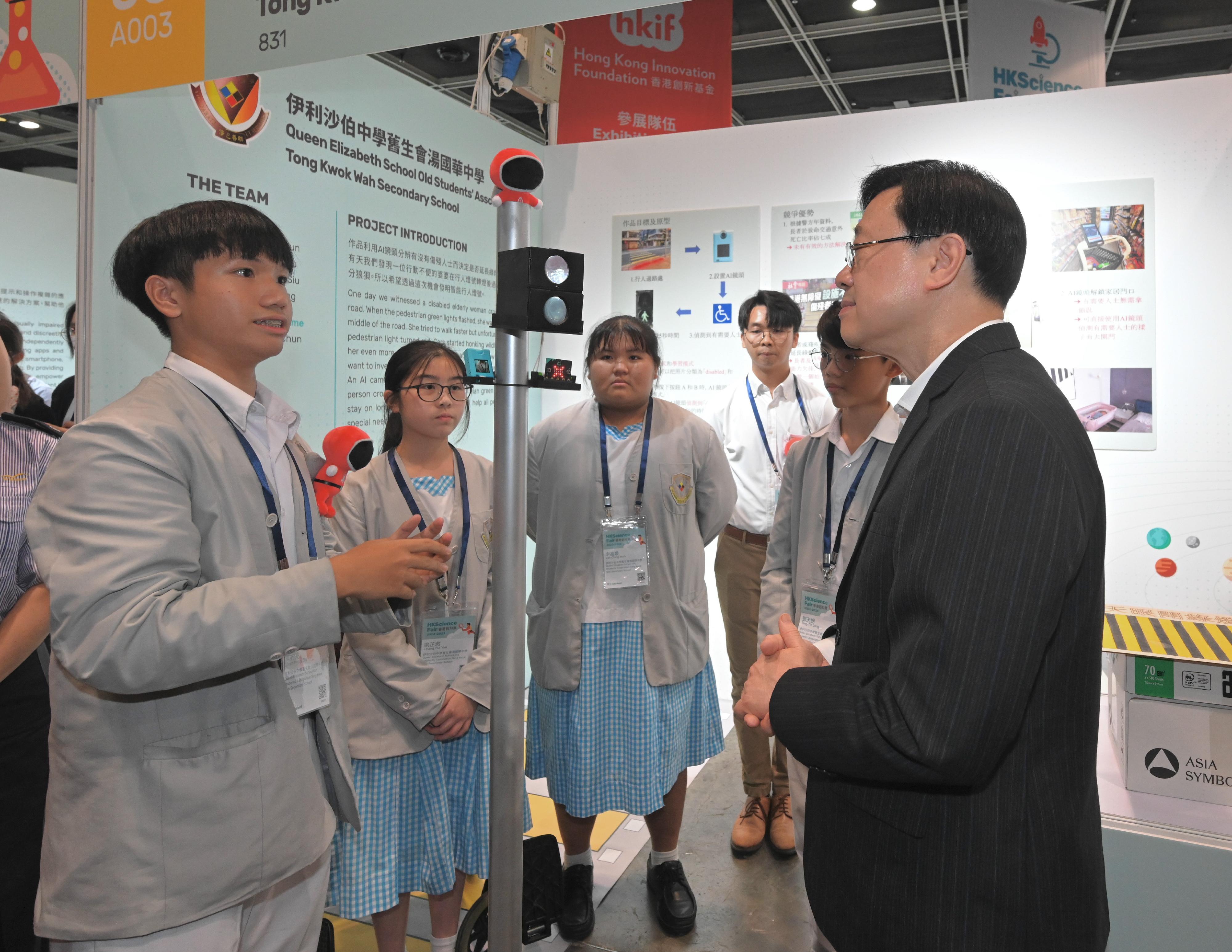 行政長官李家超今日（六月十八日）出席香港創科展2022-2023頒獎典禮。圖示李家超（右一）參觀展覽攤位，並與學生交流。