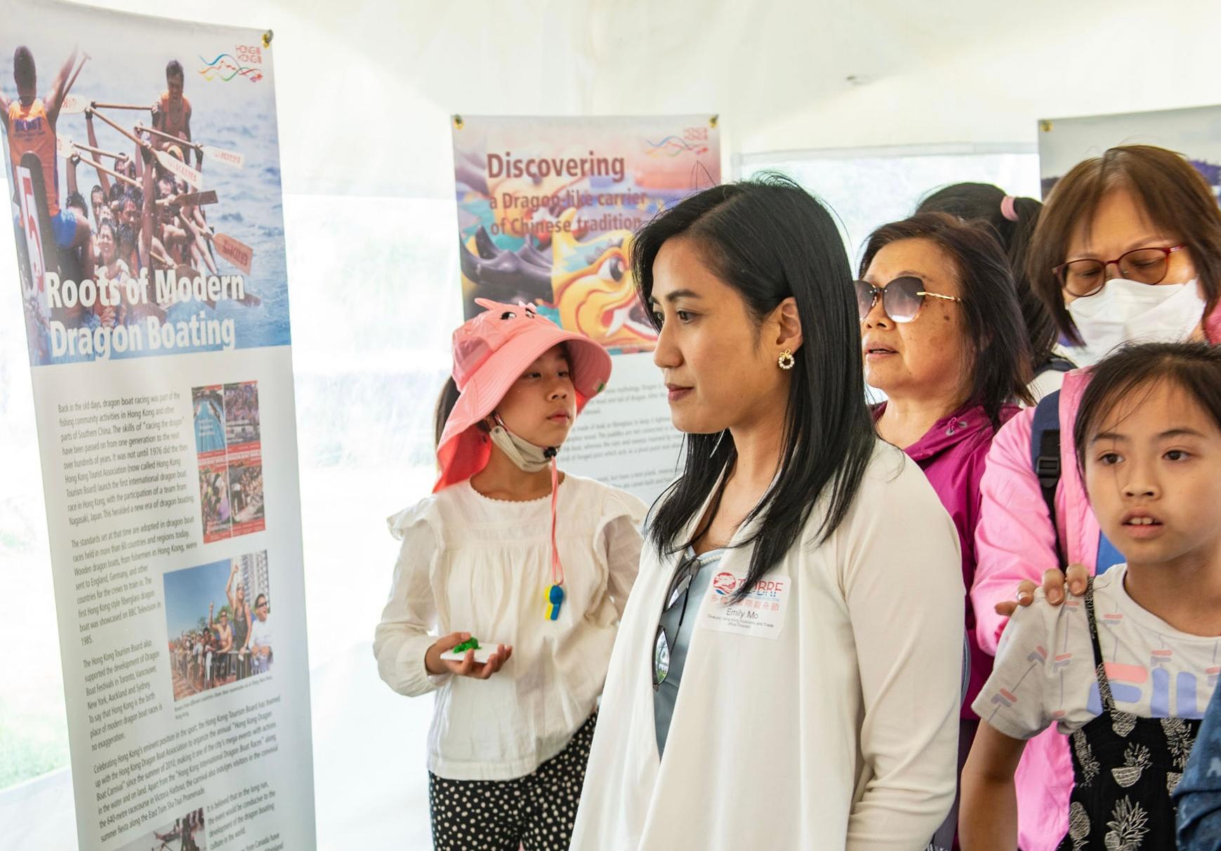 Supported by the Hong Kong Economic and Trade Office (Toronto) (Toronto ETO), the Toronto International Dragon Boat Race Festival 2023 was held on June 17 and 18 (Toronto time) on Centre Island, Toronto. Photo shows the Director of the Toronto ETO, Ms Emily Mo, visiting the Hong Kong pavilion at the Dragon Boat Festival on June 17 (Toronto time).