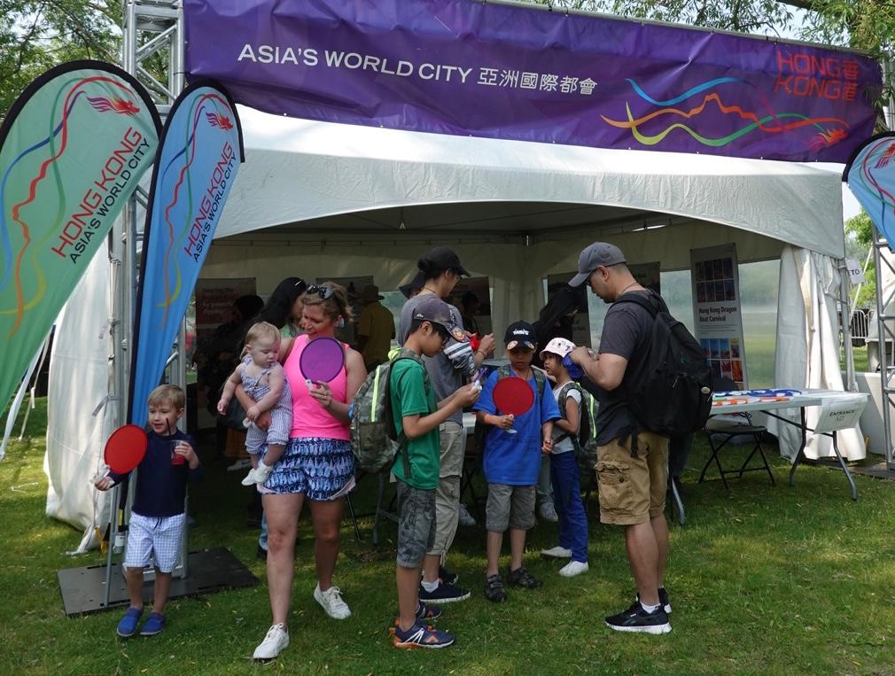 Supported by the Hong Kong Economic and Trade Office (Toronto), the Toronto International Dragon Boat Race Festival 2023 was held on June 17 and 18 (Toronto time) on Centre Island, Toronto. A Hong Kong pavilion is set up at the venue, so that spectators can learn more about Hong Kong and receive special souvenirs.