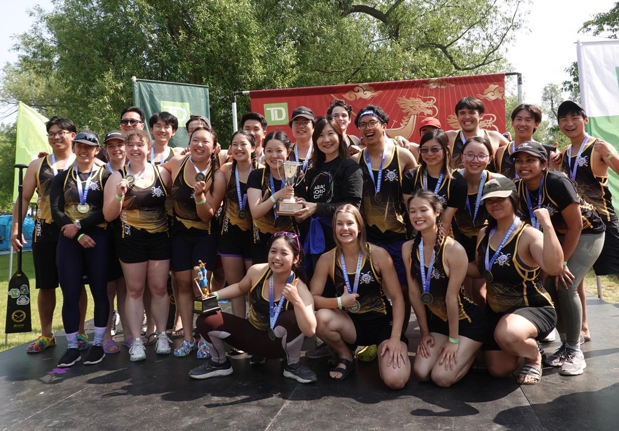 Supported by the Hong Kong Economic and Trade Office (Toronto) (Toronto ETO), the Toronto International Dragon Boat Race Festival 2023 was held on June 17 and 18 (Toronto time) on Centre Island, Toronto. Photo shows a representative of the Toronto ETO presenting awards to the winning teams of the Hong Kong Cup.