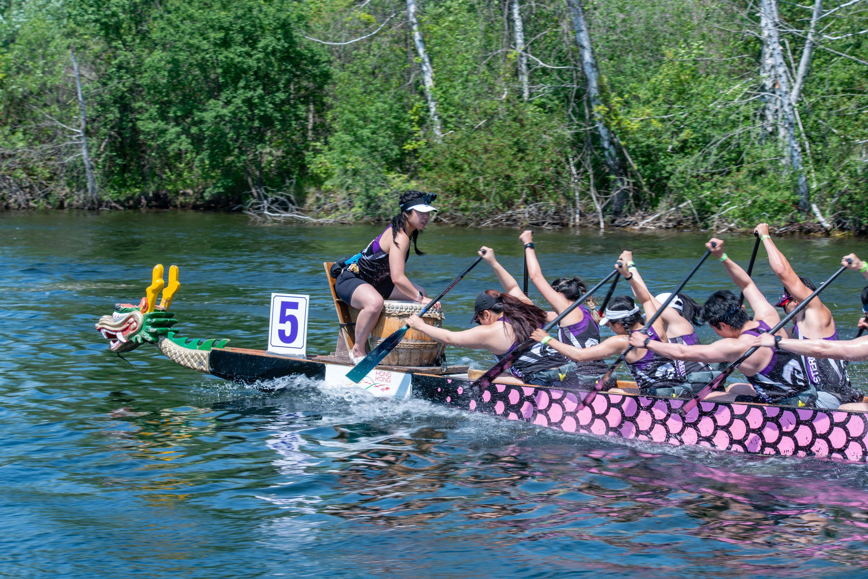 Supported by the Hong Kong Economic and Trade Office (Toronto), the Toronto International Dragon Boat Race Festival 2023 was held on June 17 and 18 (Toronto time) on Centre Island, Toronto. Photo shows dragon boat racers putting in their best efforts to compete for awards.