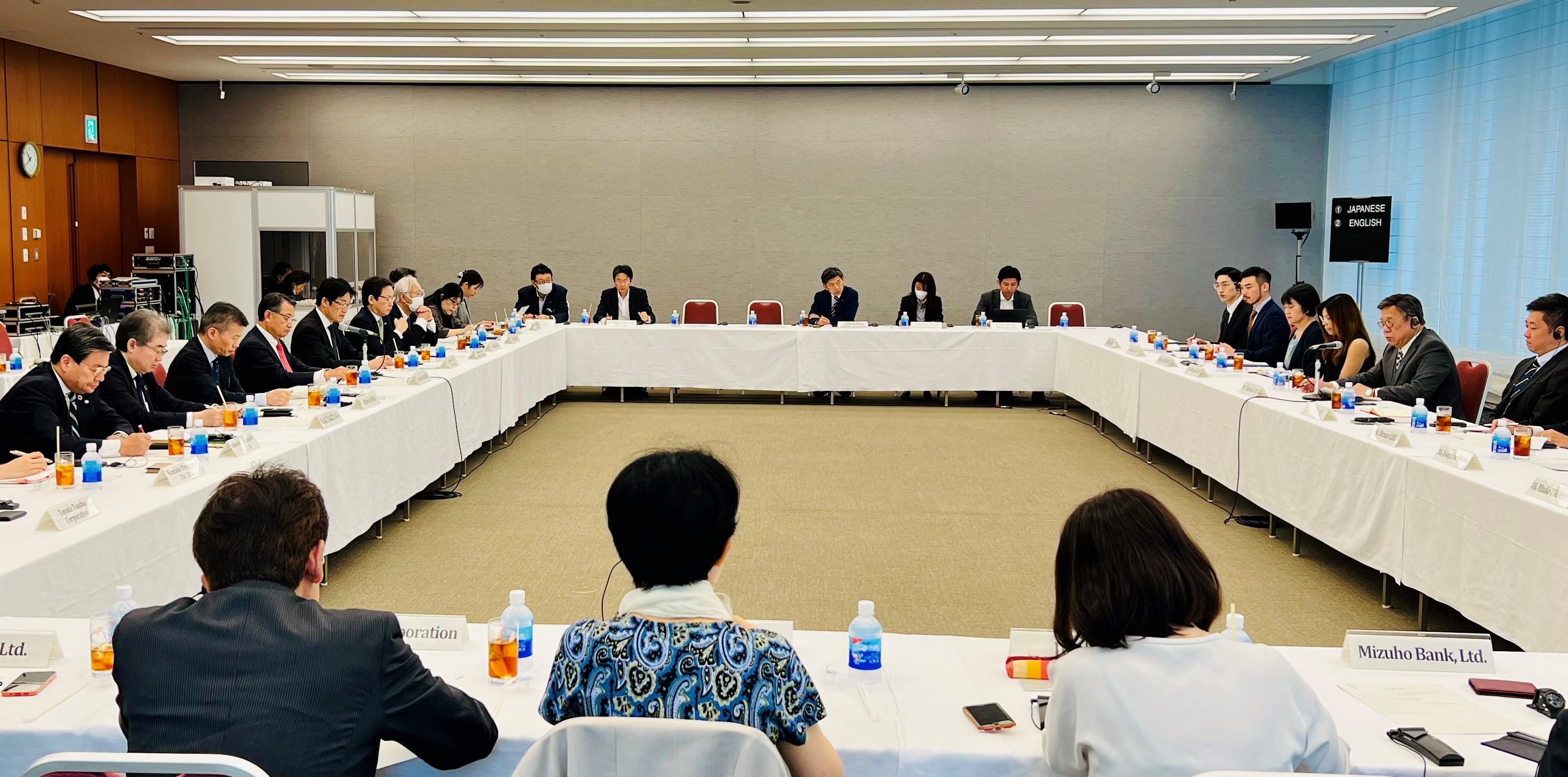 The Secretary for Commerce and Economic Development, Mr Algernon Yau (second right), briefs Japanese enterprises on Hong Kong's business environment and advantages at a business roundtable with members of the Japan-Hong Kong Business Cooperation Committee organised by the Keidanren (Japan Business Federation) in Tokyo, Japan, today (June 19).