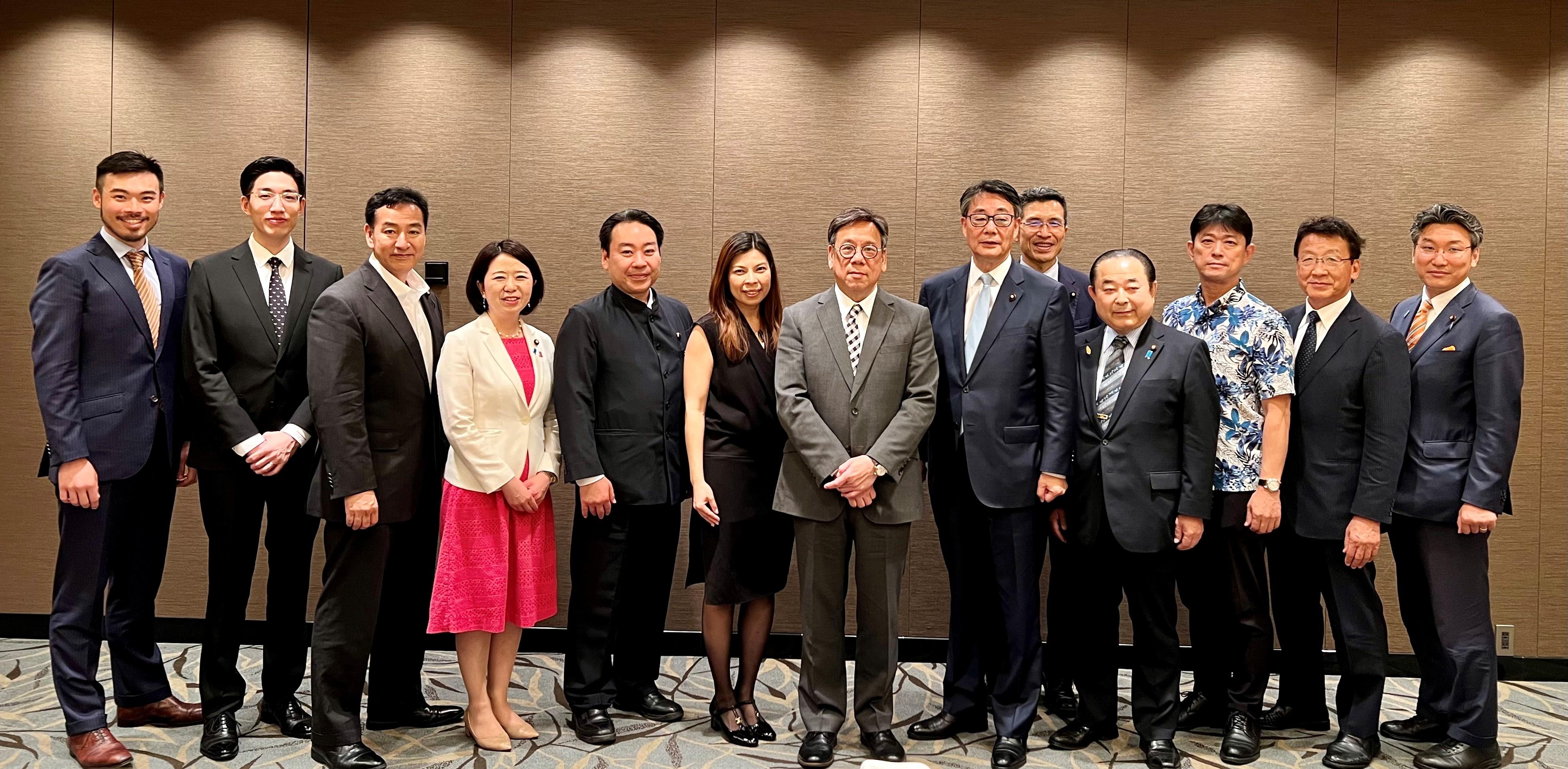 The Secretary for Commerce and Economic Development, Mr Algernon Yau, hosted lunch in Tokyo, Japan, today (June 19) for Japanese lawmakers of the Japan-Hong Kong Parliamentarian League to exchange views on various trade and economic issues. Mr Yau (centre), the Principal Hong Kong Economic and Trade Representative (Tokyo), Miss Winsome Au (sixth left), and the lawmakers are pictured before the lunch.