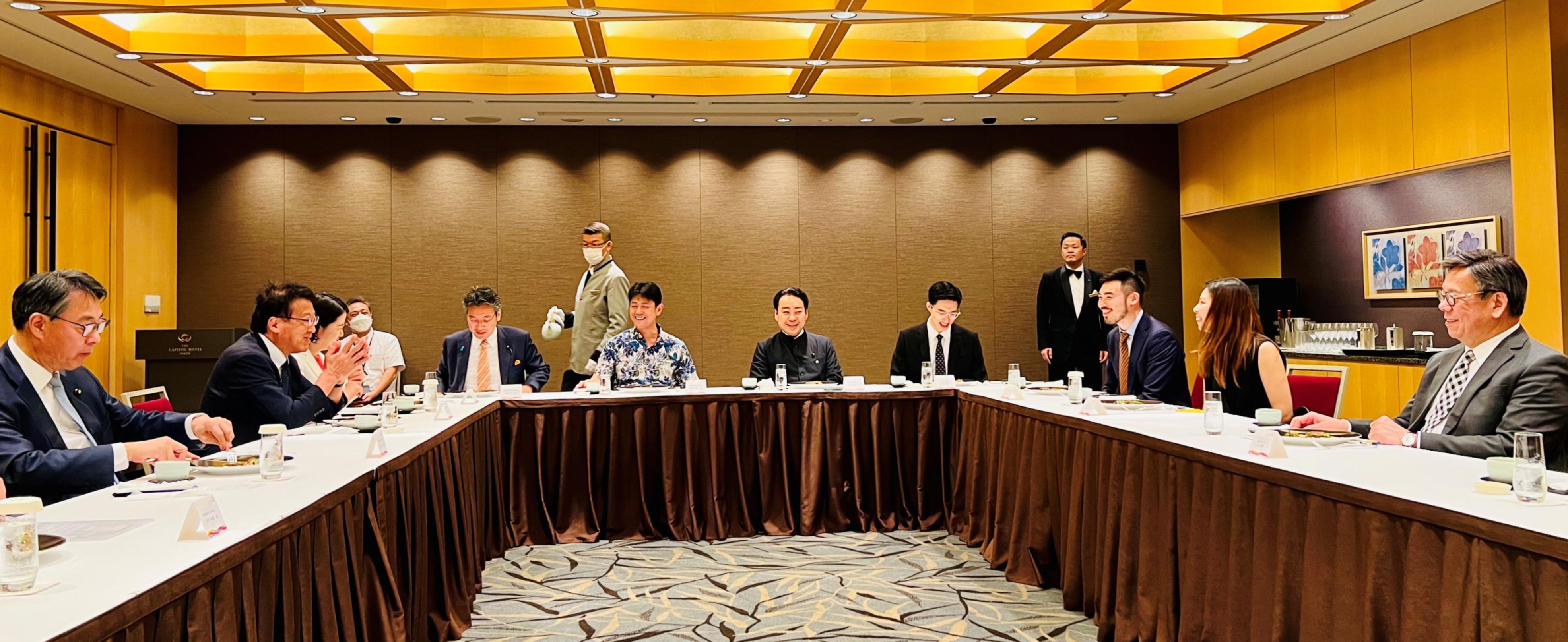 商务及经济发展局局长丘应桦（右一）今日（六月十九日）在日本东京为日本香港友好议员连盟的日本国会议员设午宴，就不同经贸议题交换意见。