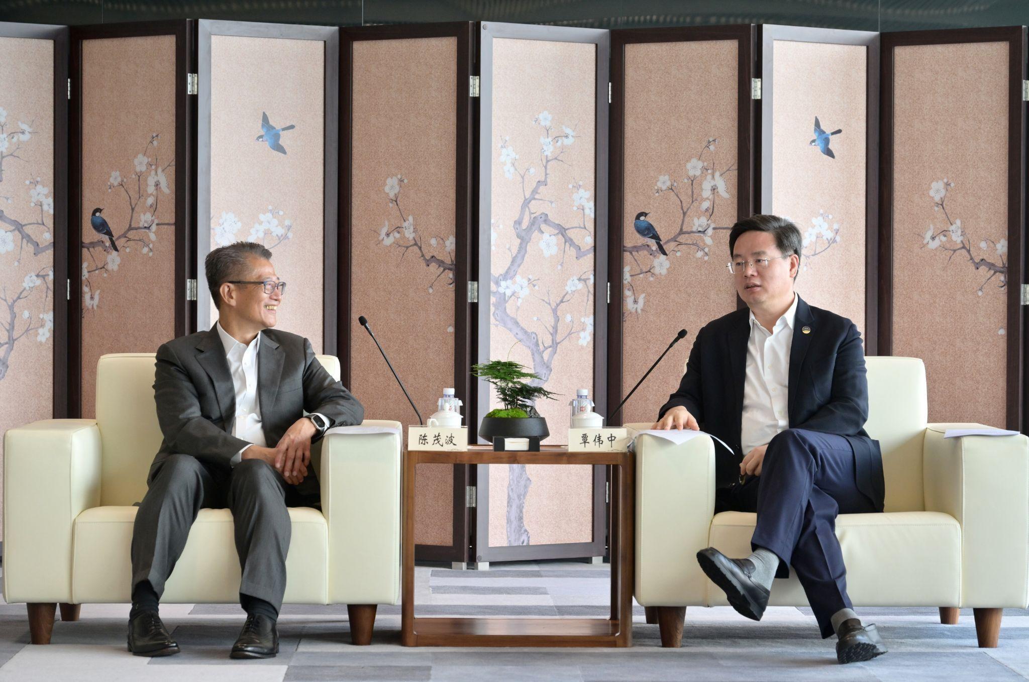 財政司司長陳茂波（左）今日（六月十九日）到訪深圳，與深圳市市長覃偉中（右）會面。
