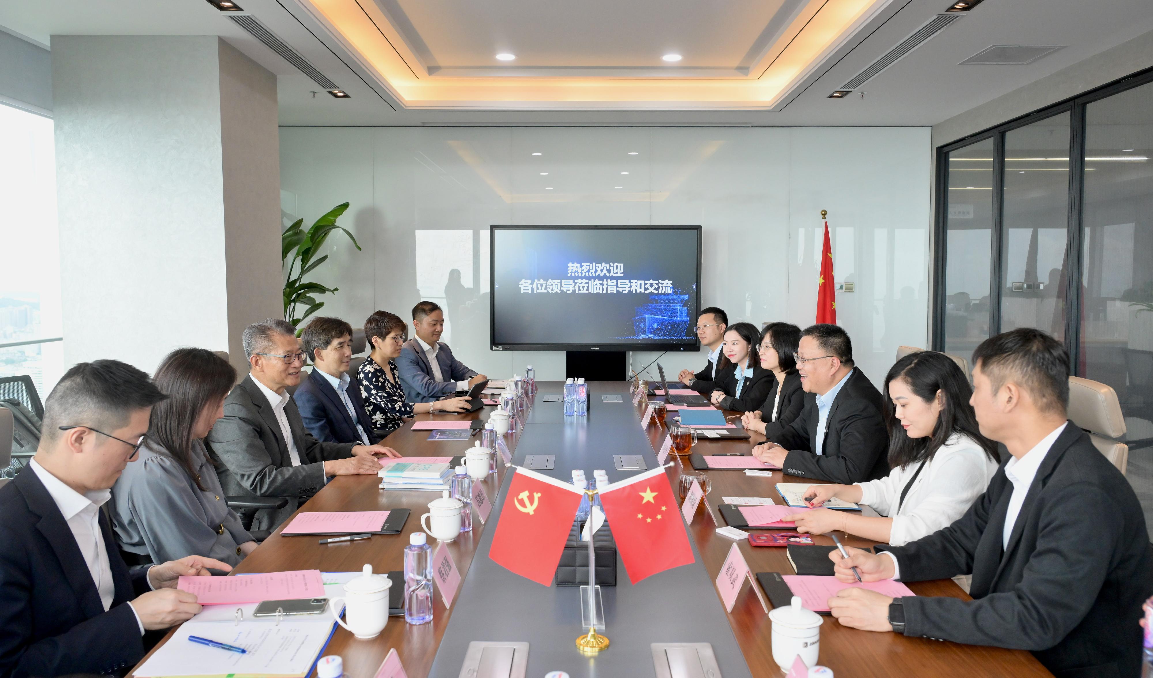 The Financial Secretary, Mr Paul Chan, today (June 19) visited Shenzhen. Accompanied by the Director of the Hong Kong Economic and Trade Office in Guangdong, Miss Linda So (second left), Mr Chan (third left) meets with representatives from an enterprise that employs intelligent maritime technology.