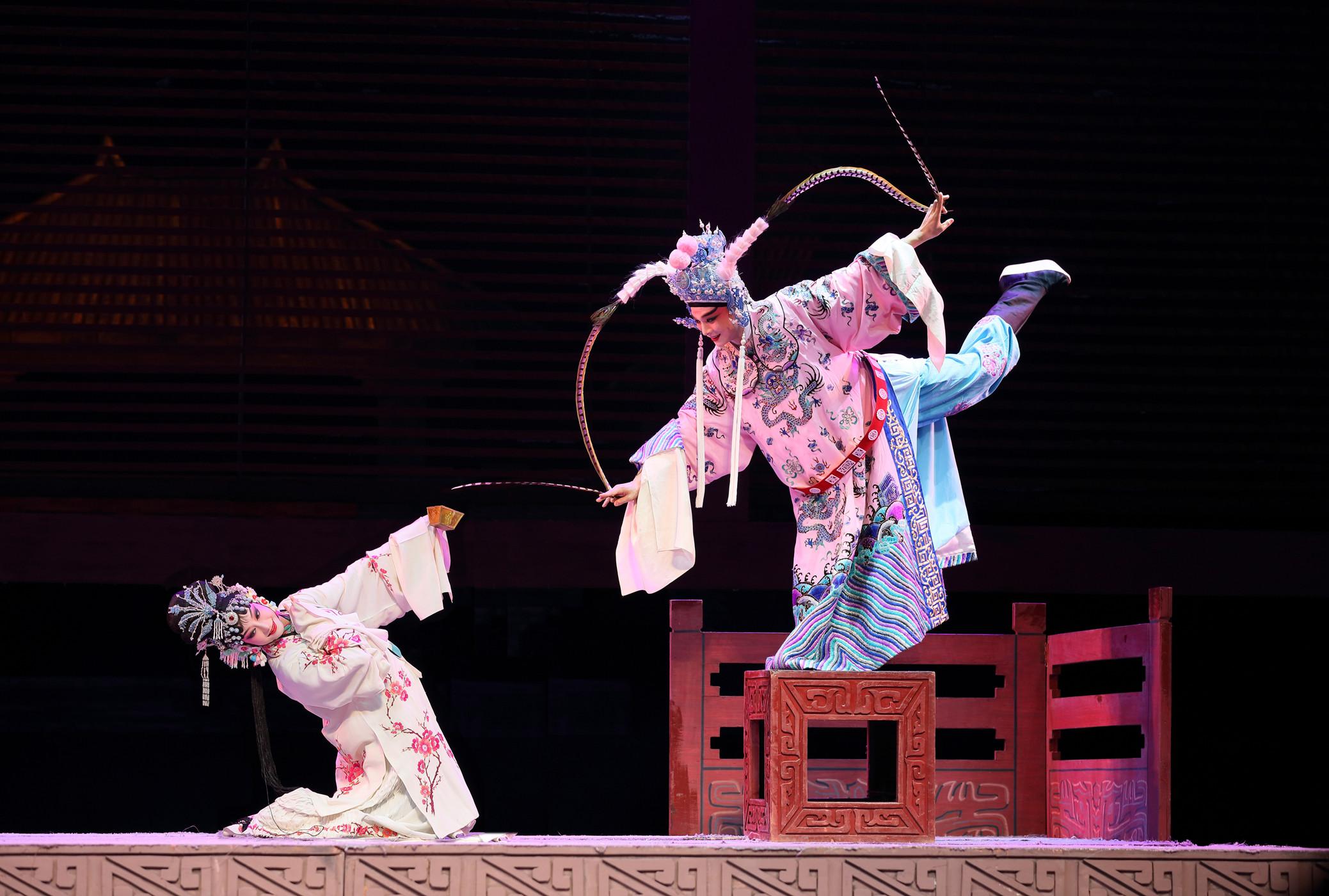 康樂及文化事務署邀得浙江婺劇藝術研究院重臨香江，七月下旬為今年的中國戲曲節帶來三場精彩演出。圖為折子戲《小宴》劇照。