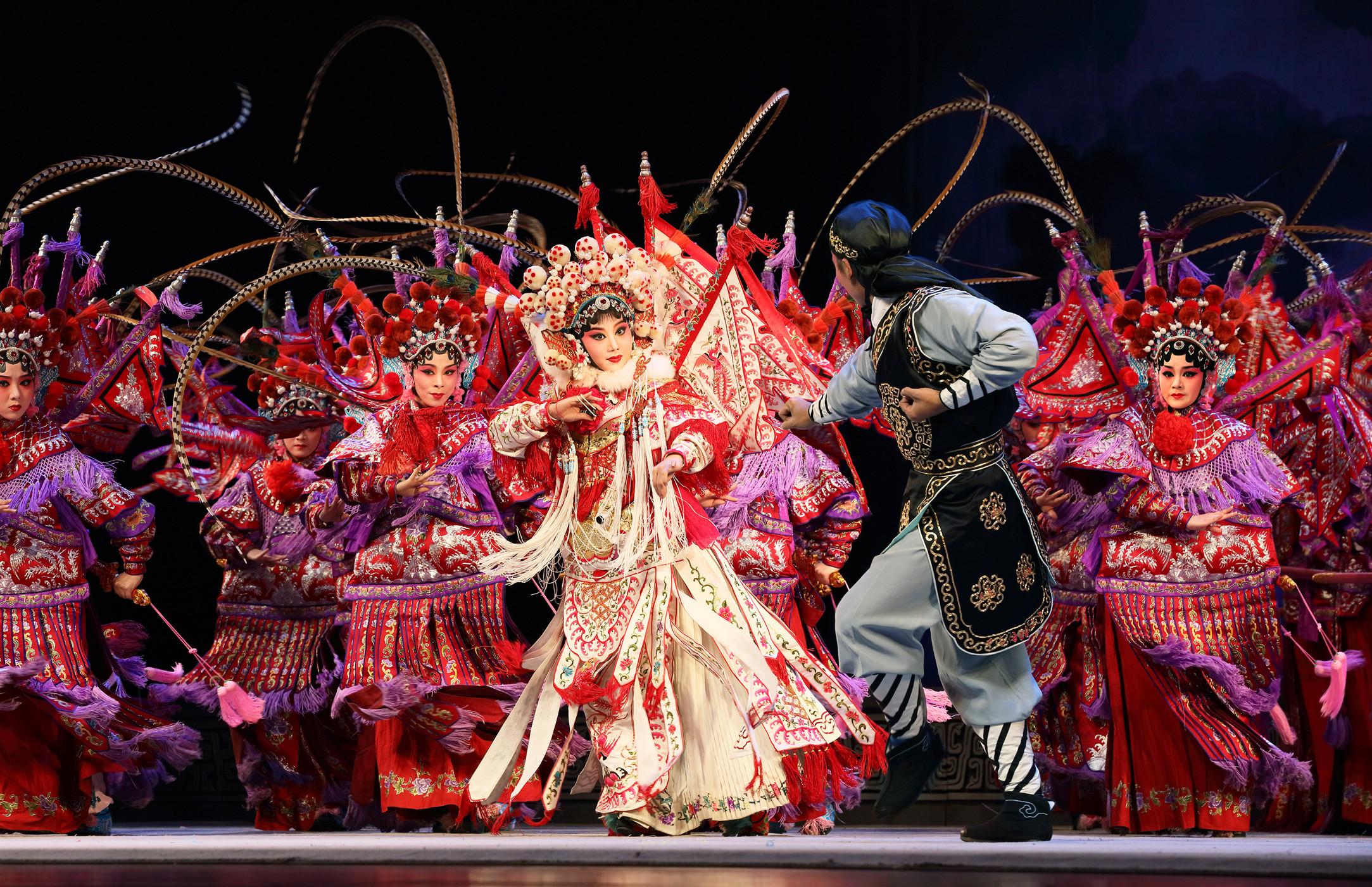 康樂及文化事務署邀得浙江婺劇藝術研究院重臨香江，七月下旬為今年的中國戲曲節帶來三場精彩演出。圖為折子戲《穆桂英大破天門陣》劇照。