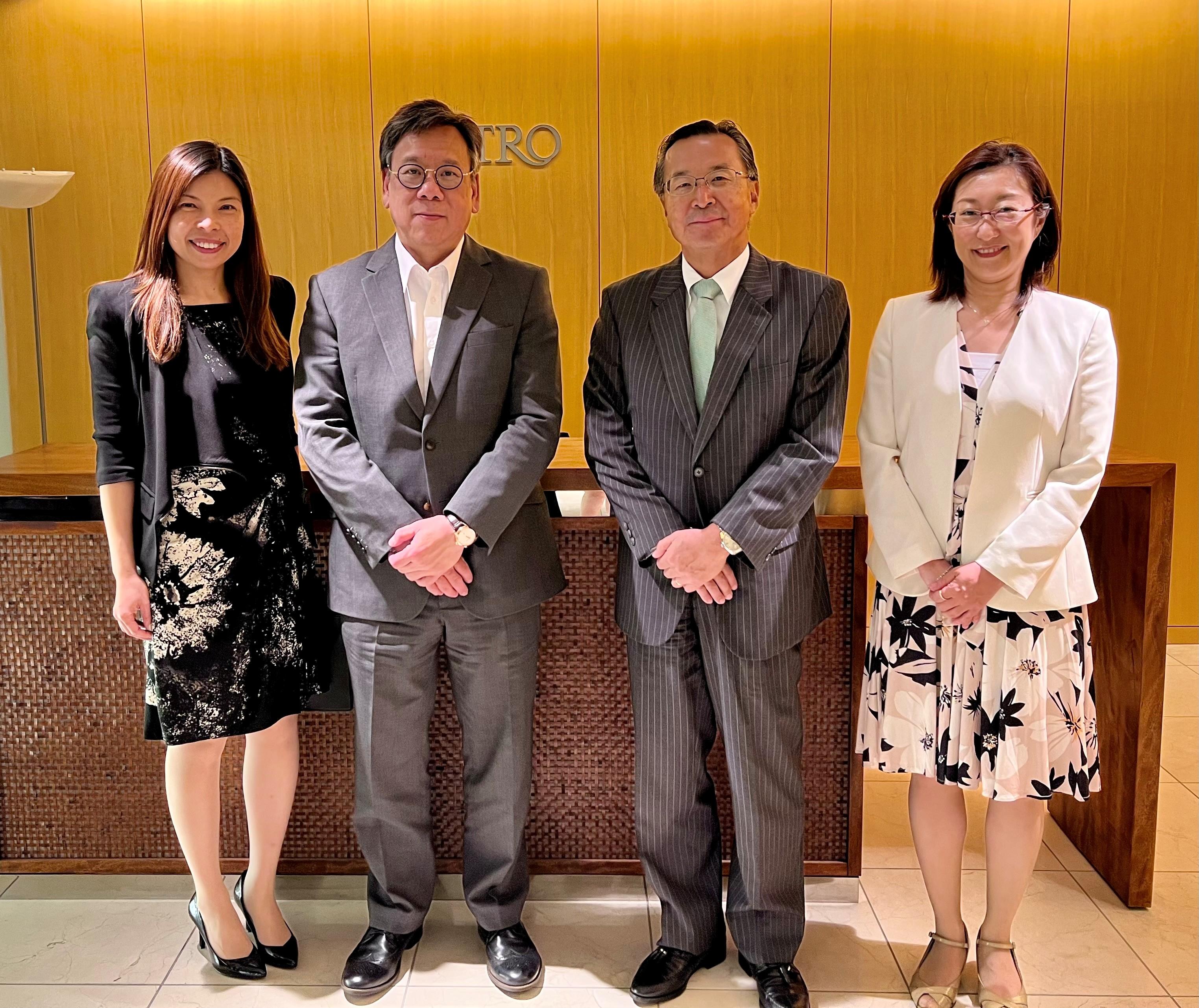 The Secretary for Commerce and Economic Development, Mr Algernon Yau (second left), meets with the Chairman of Japan External Trade Organization, Mr Ishiguro Norihiko (second right), in Tokyo, Japan, today (June 20) to promote Hong Kong's unique advantages and potentials as well as the new measures for attracting enterprises and investment. The Principal Hong Kong Economic and Trade Representative (Tokyo), Miss Winsome Au (first left), also attends the meeting.