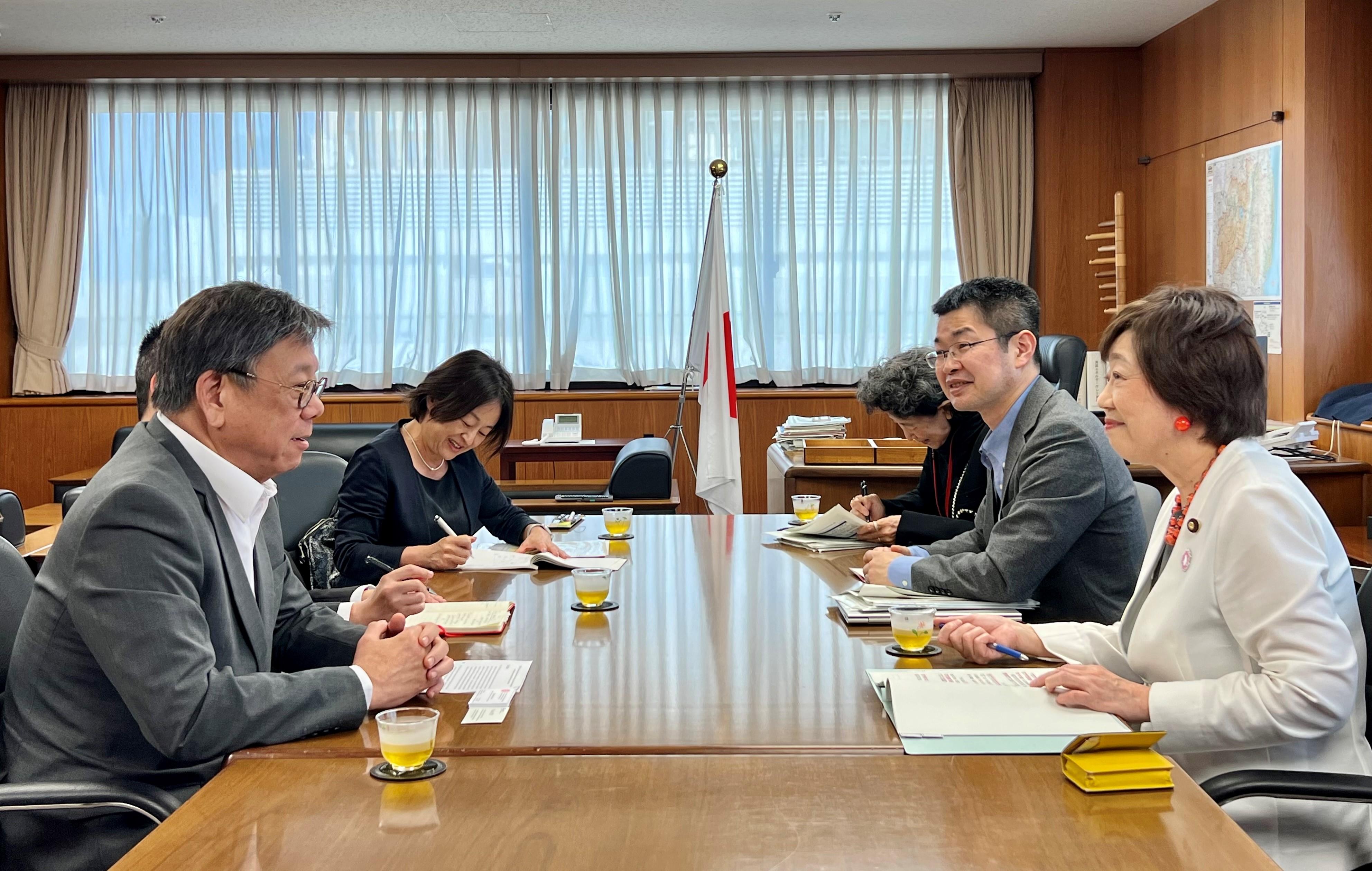 The Secretary for Commerce and Economic Development, Mr Algernon Yau (first left), meets with State Minister of Economy, Trade and Industry of Japan Ms Fusae Ota (first right), in Tokyo, Japan, today (June 20) to give her an update on Hong Kong's latest developments and exchange views on promoting closer bilateral relation and deepening regional co-operation.