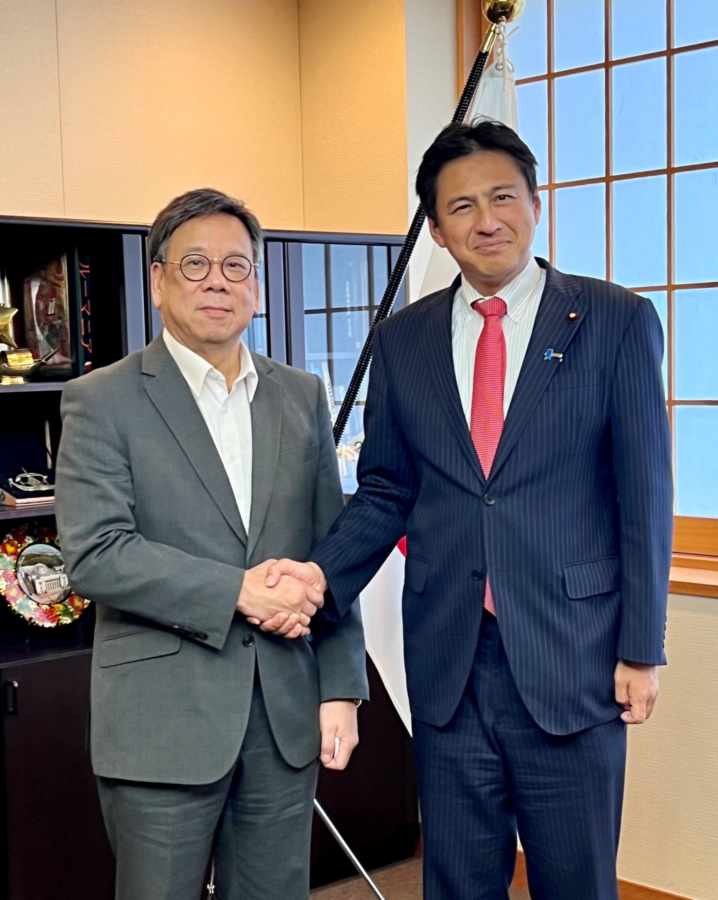The Secretary for Commerce and Economic Development, Mr Algernon Yau (left), meets with State Minister for Foreign Affairs of Japan Mr Shunsuke Takei (right) in Tokyo, Japan, today (June 20) to exchange views on trade and economic co-operation as well as issues of mutual concern.