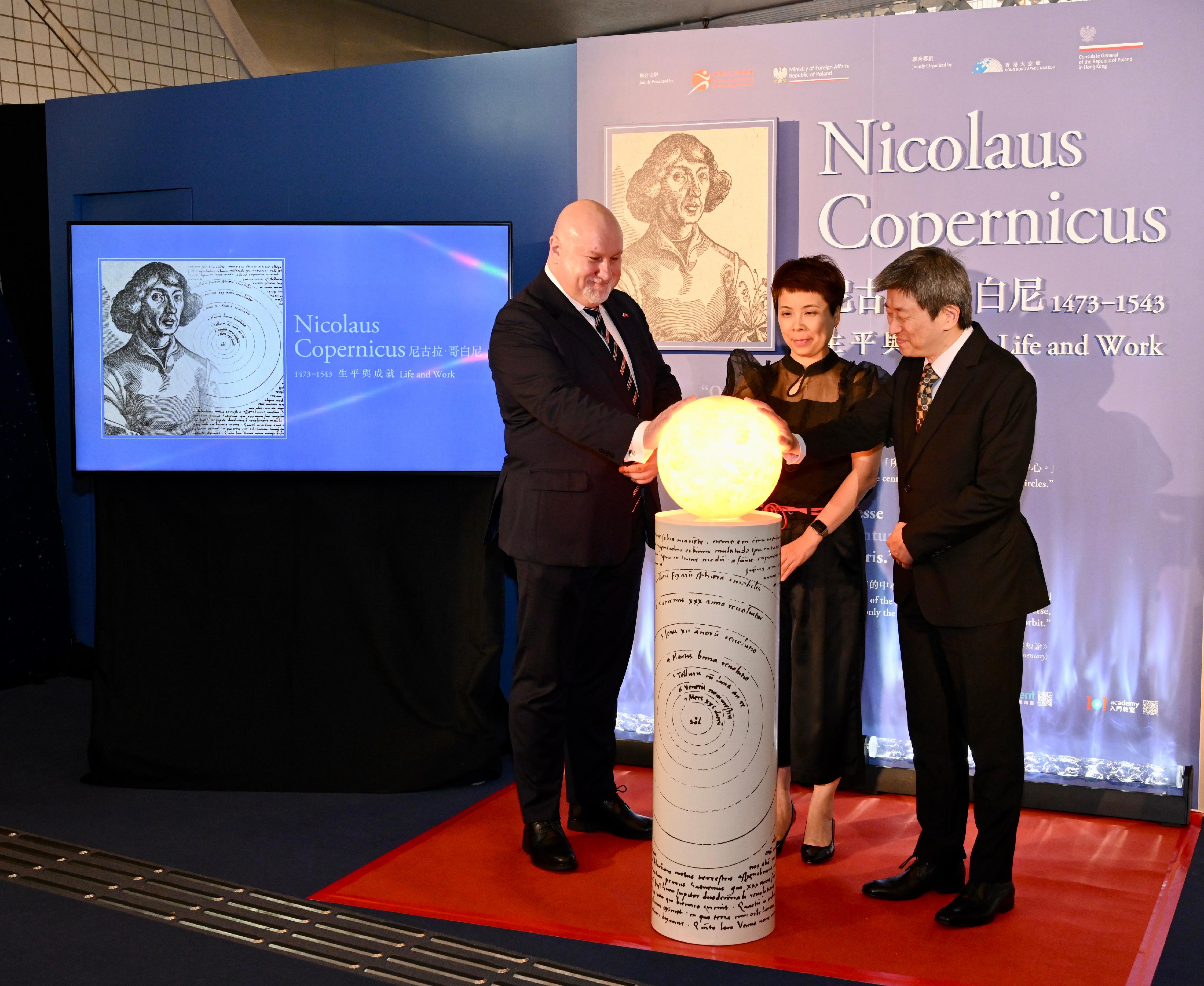 The opening ceremony for the special exhibition "Nicolaus Copernicus: Life and Work" was held today (June 20) at the Hong Kong Space Museum. Photo shows (from left) the Consul General of the Republic of Poland in Hong Kong, Dr Aleksander Dańda; the Acting Director of Leisure and Cultural Services, Miss Eve Tam; and the Museum Director of the Hong Kong Science Museum, Mr Lawrence Lee, officiating at the ceremony.