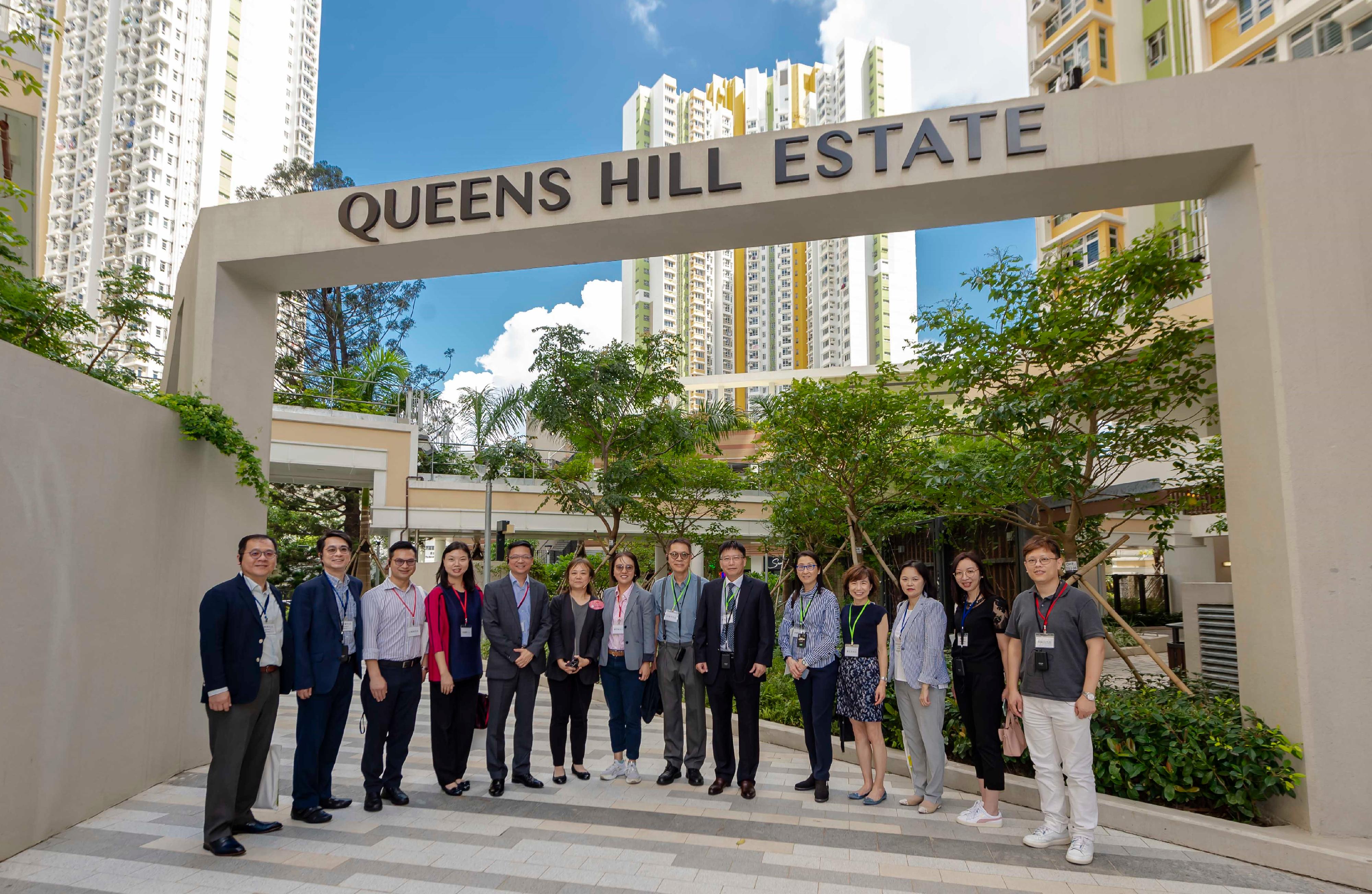 Members of the Hong Kong Housing Authority (HA) and its Commercial Properties Committee (CPC) today (June 20) visited the commercial facilities at the HA's Queens Hill Estate in Fanling. Photo shows the Chairman of the HA's CPC, Ms Serena Lau (seventh left), members of the HA/CPC and officials of the Housing Department at Queens Hill Estate.