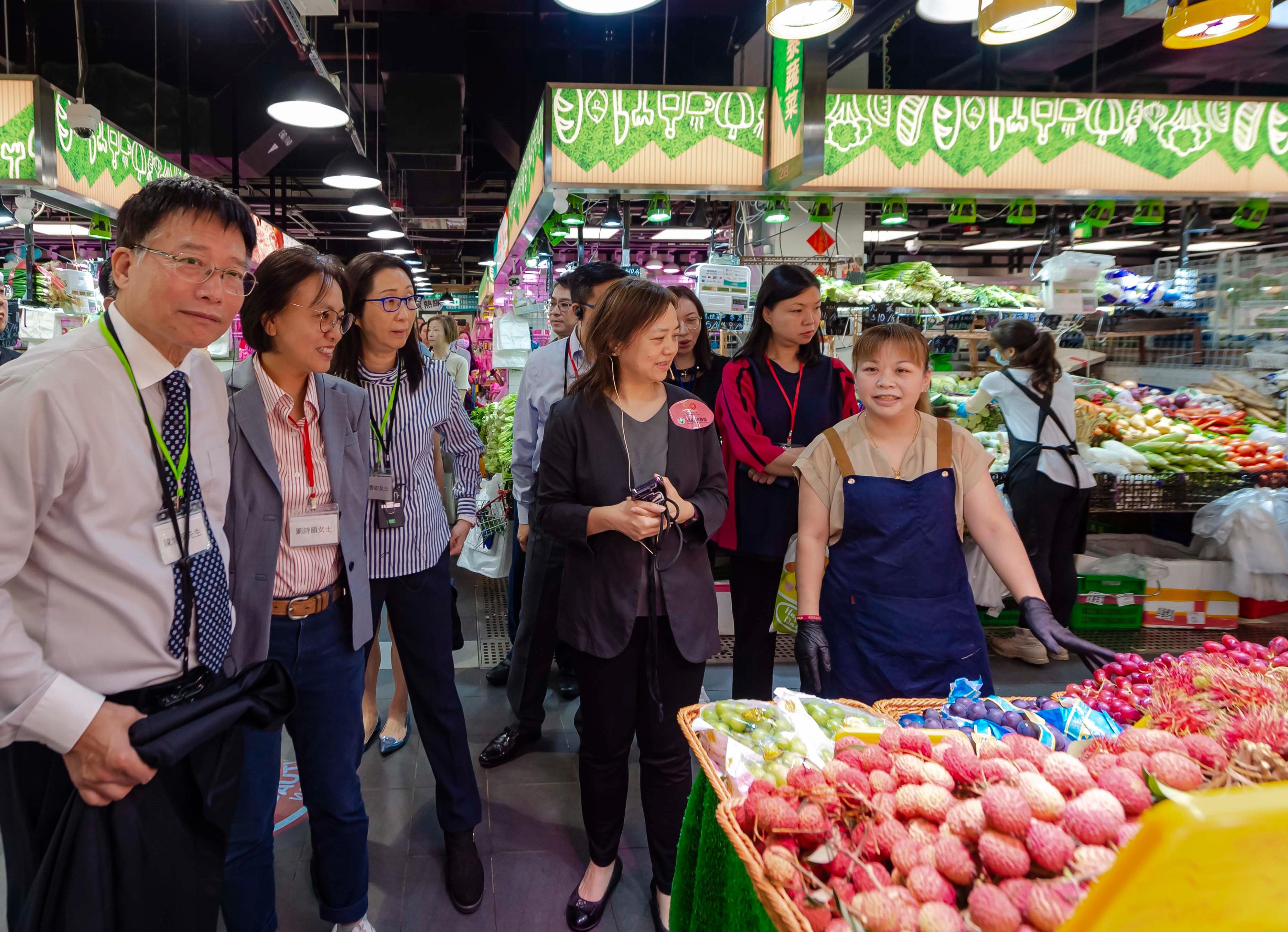 Members of the Hong Kong Housing Authority (HA) and its Commercial Properties Committee (CPC) today (June 20) visited the commercial facilities at the HA's Queens Hill Estate in Fanling. Photo shows the Chairman of the HA's CPC, Ms Serena Lau (second left), and members of the HA/CPC visiting a single-operator market to learn about its design, layout and trade mix.