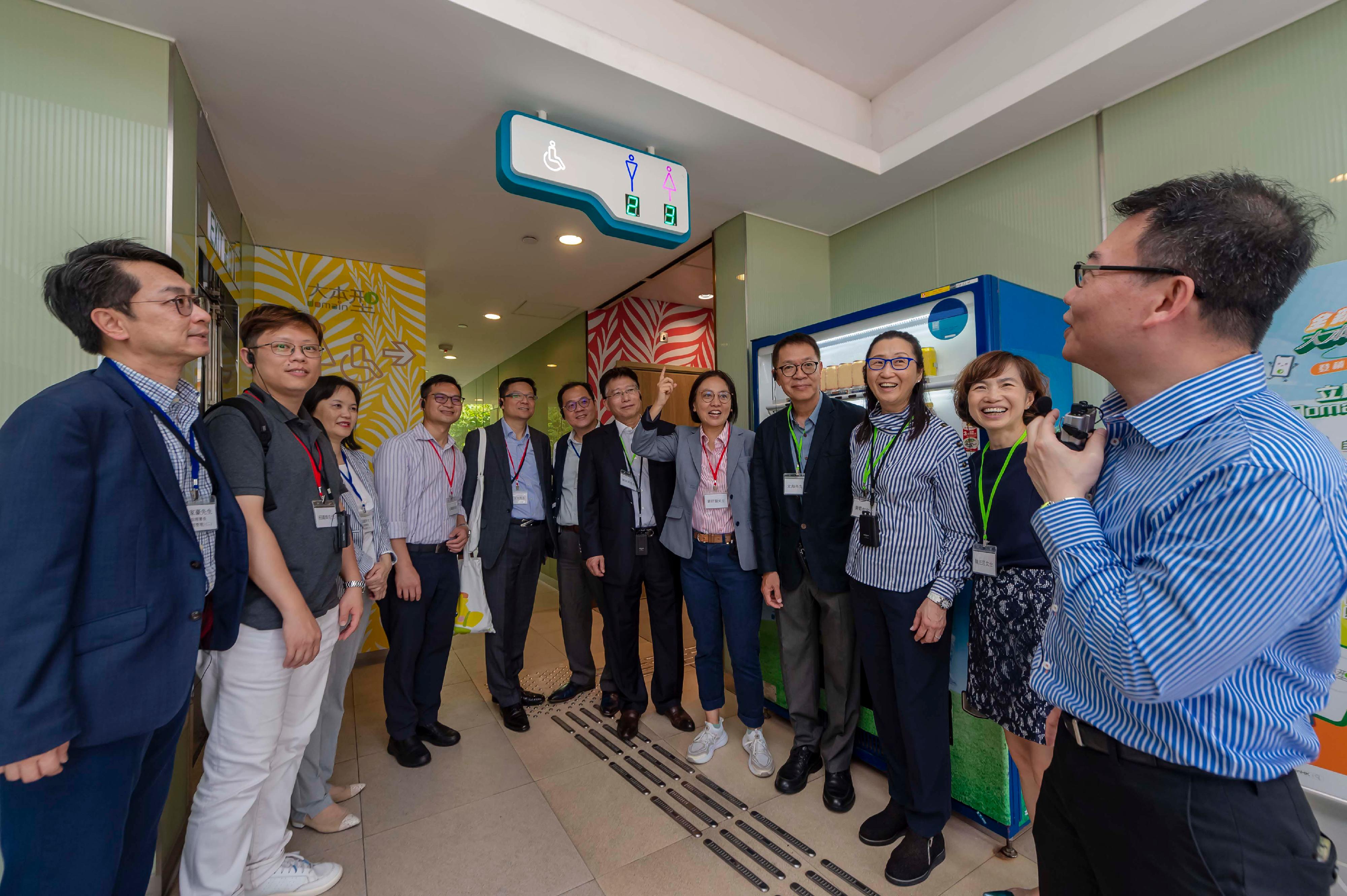 Members of the Hong Kong Housing Authority (HA) and its Commercial Properties Committee (CPC) today (June 20) visited the HA's flagship shopping mall, Domain, in Yau Tong. Photo shows the Chairman of the CPC, Ms Serena Lau (fifth right), members of the HA/CPC and officials of the Housing Department inspecting the new occupancy indicators outside a renovated washroom of the mall.