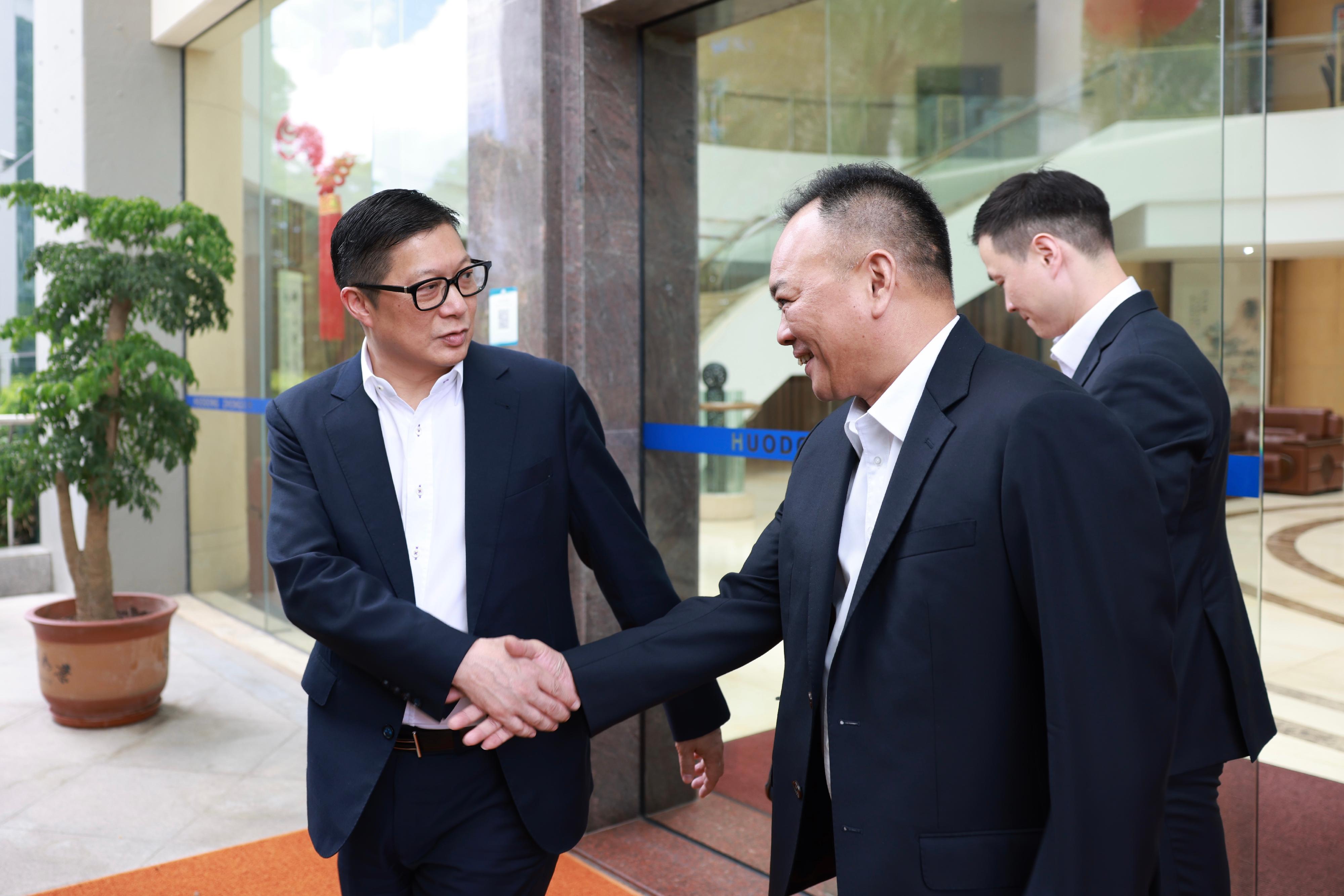 The Secretary for Security, Mr Tang Ping-keung, visited Zhuhai and Jiangmen today (June 21) to continue his visit to the Guangdong-Hong Kong-Macao Greater Bay Area. Photo shows Mr Tang (left) calling on Vice Mayor of Zhuhai cum Director-General of the Zhuhai Municipal Public Security Bureau, Mr Xie Rensi (right).