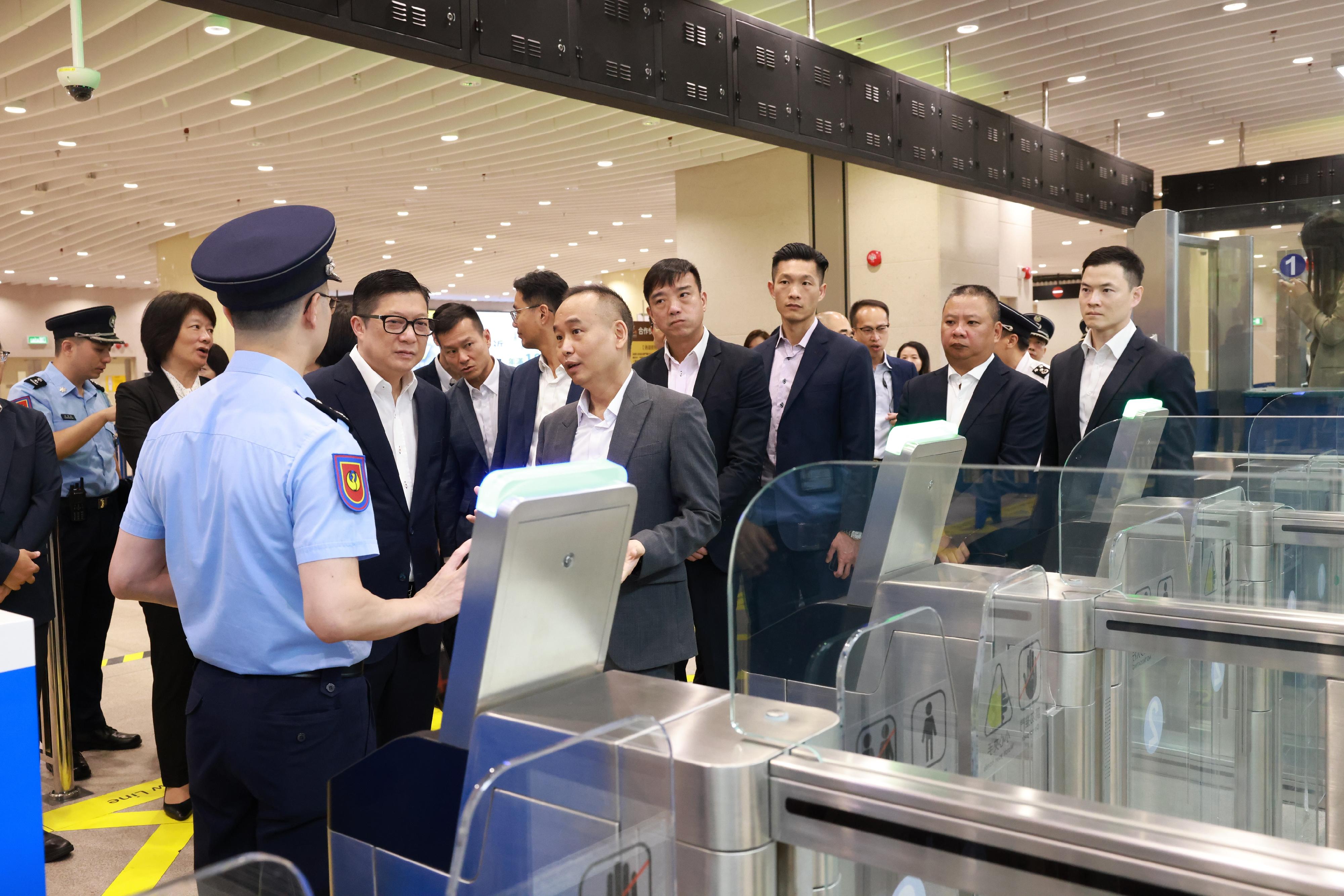 The Secretary for Security, Mr Tang Ping-keung, visited Zhuhai and Jiangmen today (June 21) to continue his visit to the Guangdong-Hong Kong-Macao Greater Bay Area. Photo shows Mr Tang (second left) visiting Qingmao Port in Macao to learn about the latest clearance mode.