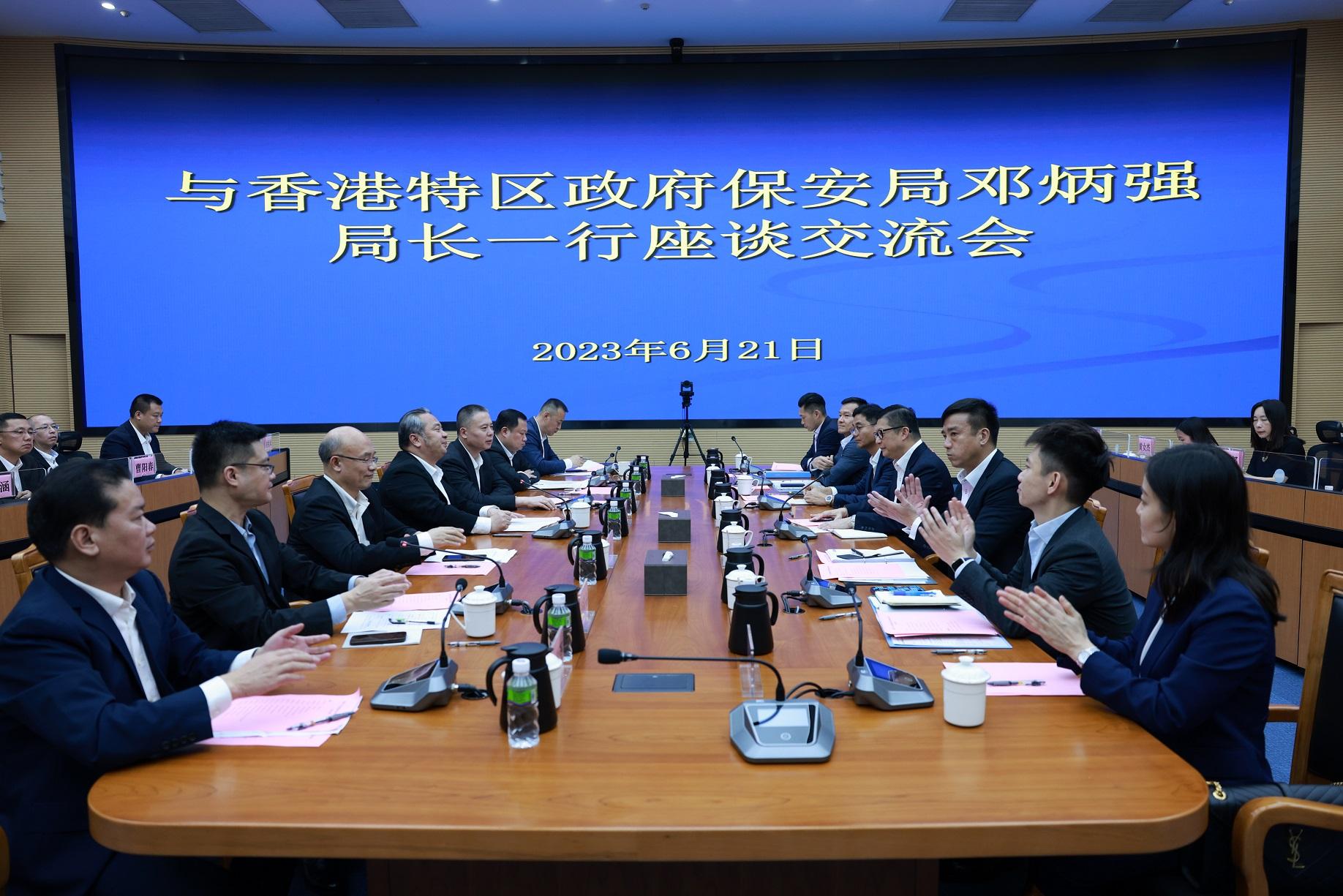 The Secretary for Security, Mr Tang Ping-keung, visited Zhuhai and Jiangmen today (June 21) to continue his visit to the Guangdong-Hong Kong-Macao Greater Bay Area. Photo shows Mr Tang (fourth right) meeting with the Jiangmen Municipal Public Security Bureau.