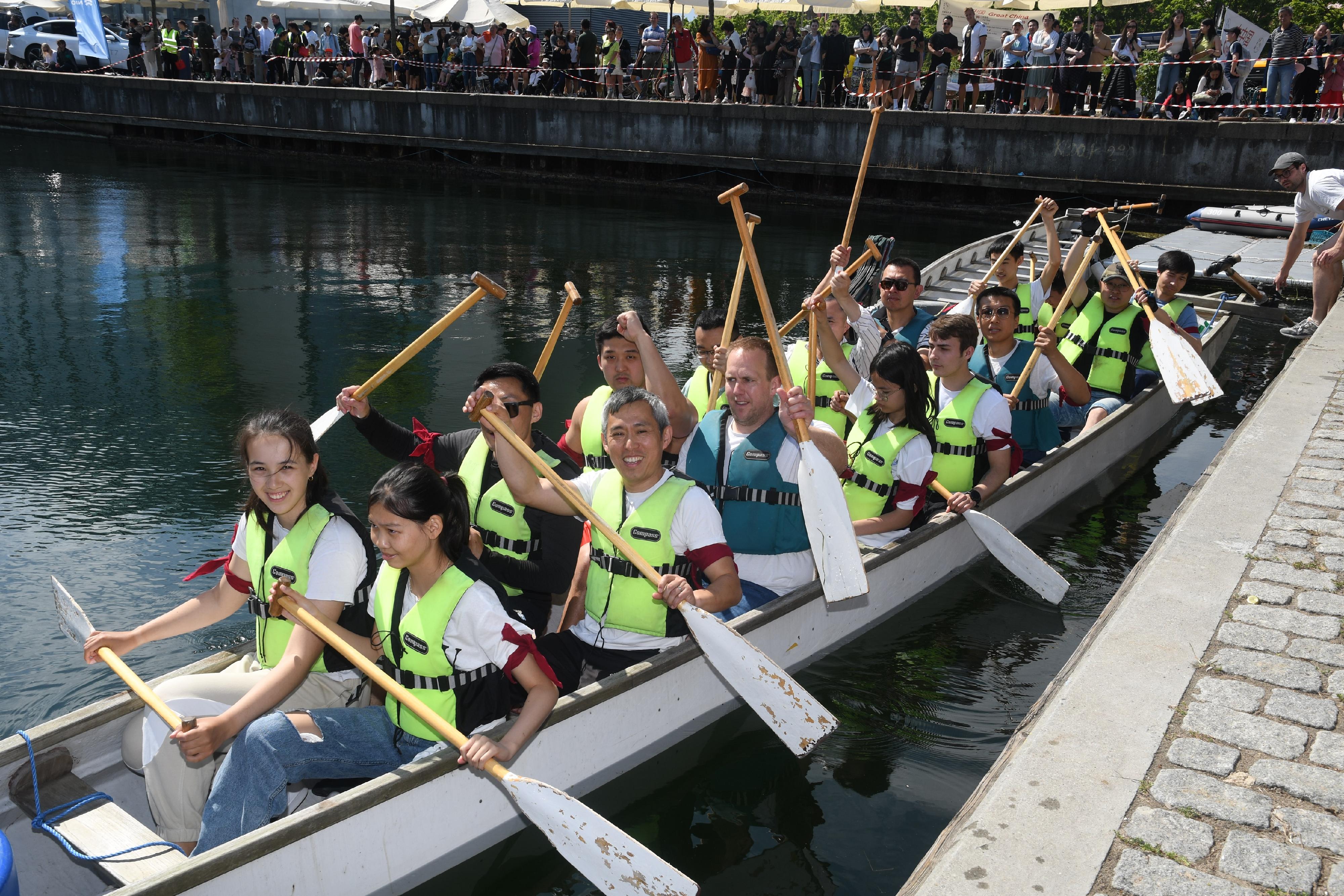 With the support of the Hong Kong Economic and Trade Office, London, the Copenhagen Dragon Boat Festival 2023 was held on June 18 (Copenhagen time) in Copenhagen, Denmark. Photo shows the athletes of the dragon boat race were full of enthusiasm and ready for the competition.