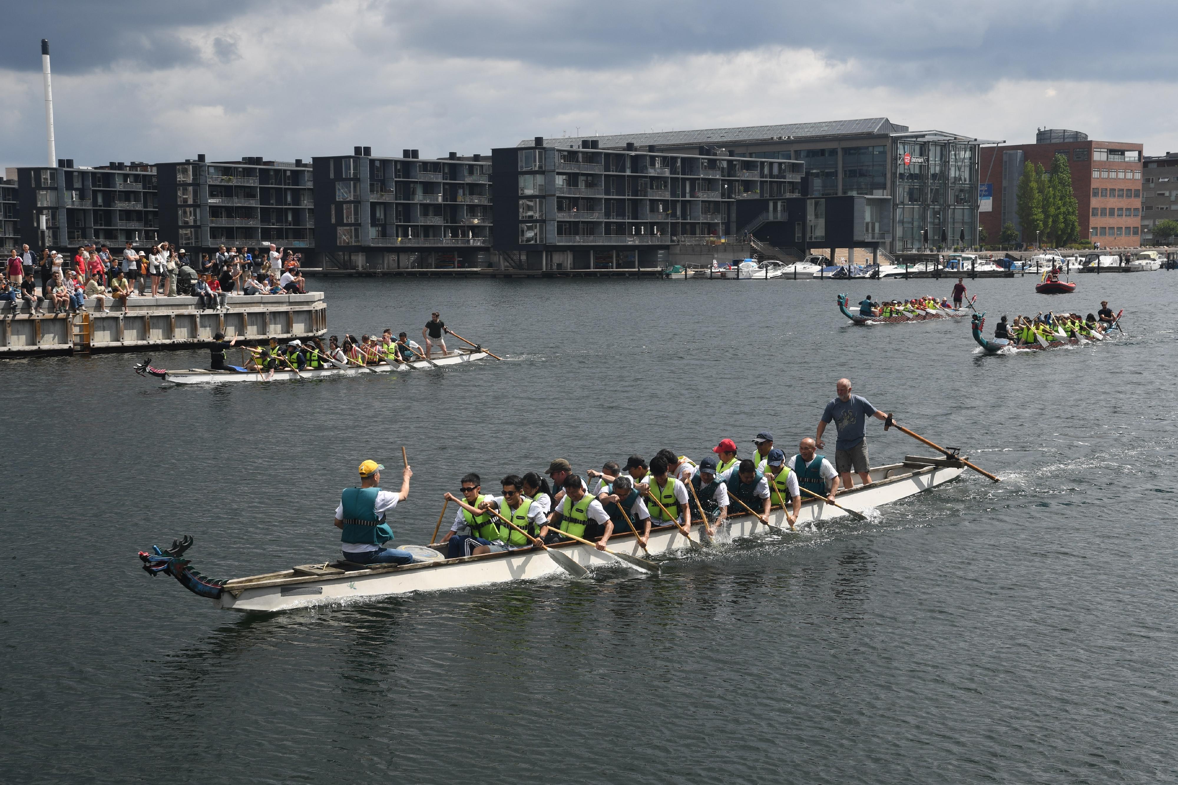With the support of the Hong Kong Economic and Trade Office, London, the Copenhagen Dragon Boat Festival 2023 was held on June 18 (Copenhagen time) in Copenhagen, Denmark. Photo shows the athletes in the dragon boat race going all out to compete for the champion. 