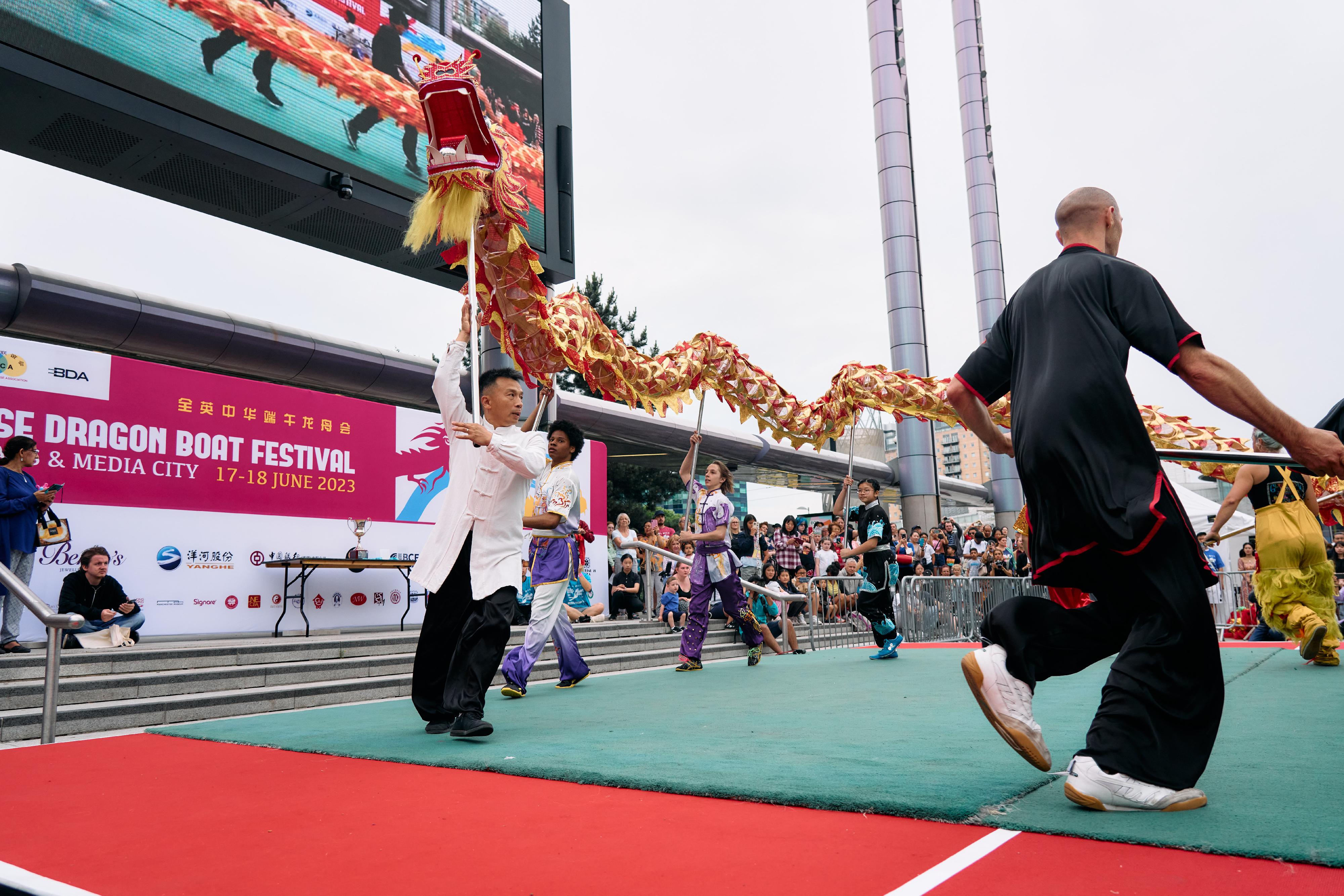 With the support of the Hong Kong Economic and Trade Office, London, the 2023 UK Chinese Dragon Boat Festival was held from June 17 to 18 (London time) in Manchester, United Kingdom. Photo shows the local community taking part in cultural experiences by performing dragon dance at the festival. 