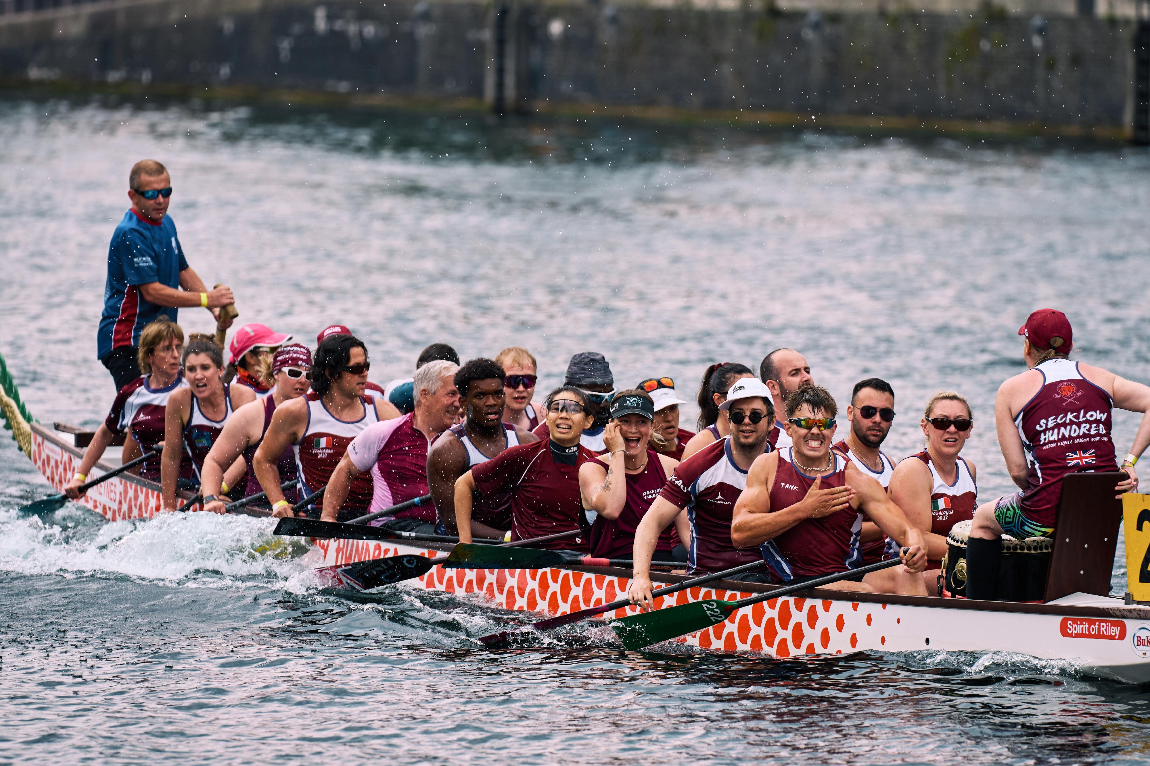 With the support of the Hong Kong Economic and Trade Office, London, the 2023 UK Chinese Dragon Boat Festival was held from June 17 to 18 (London time) in Manchester, United Kingdom. Photo shows the athletes of the dragon boat race were full of enthusiasm to compete for the best result.