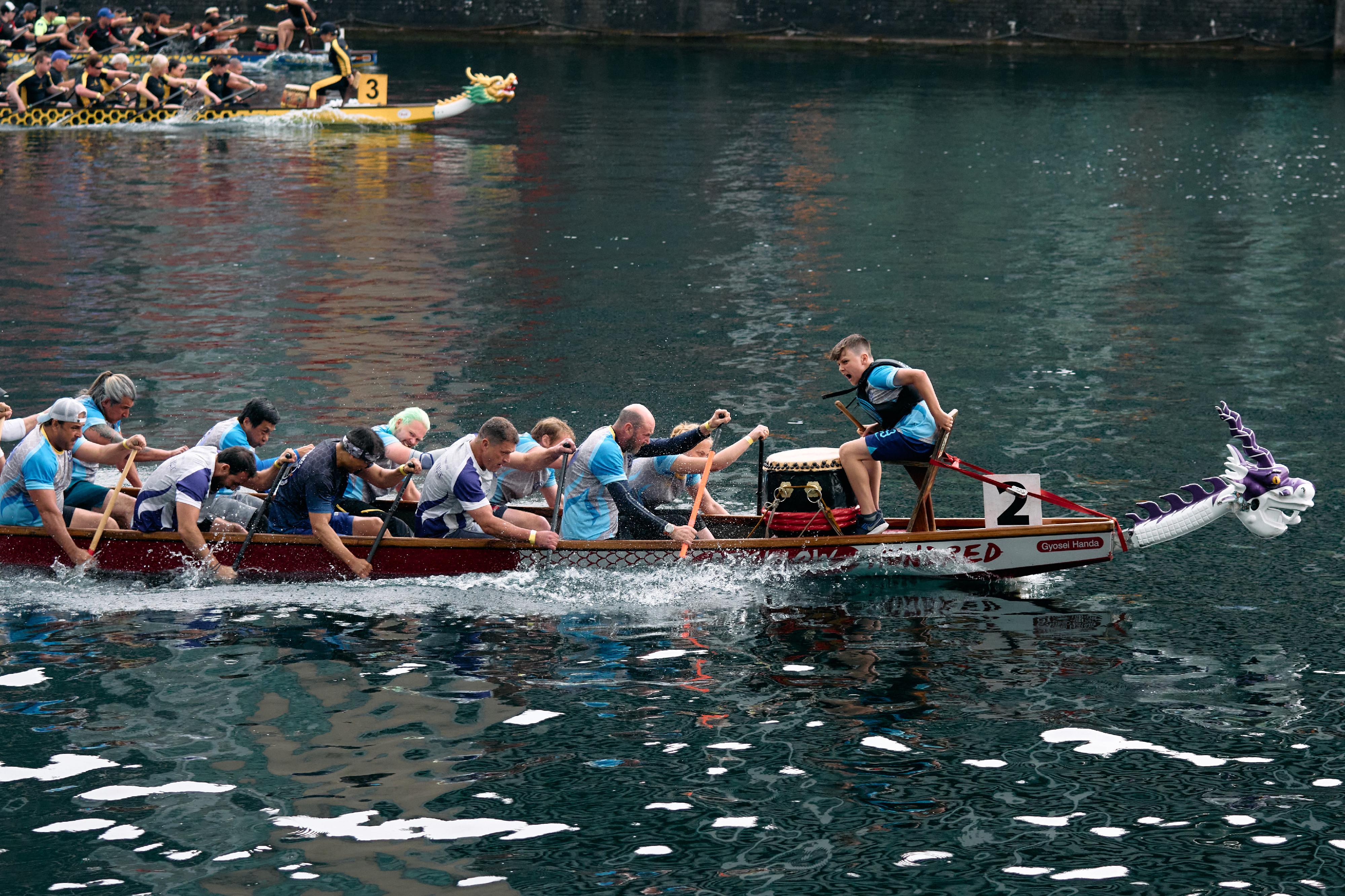 With the support of the Hong Kong Economic and Trade Office, London, the 2023 UK Chinese Dragon Boat Festival was held from June 17 to 18 (London time) in Manchester, United Kingdom. Photo shows the athletes in the dragon boat race going all out to compete for the champion.