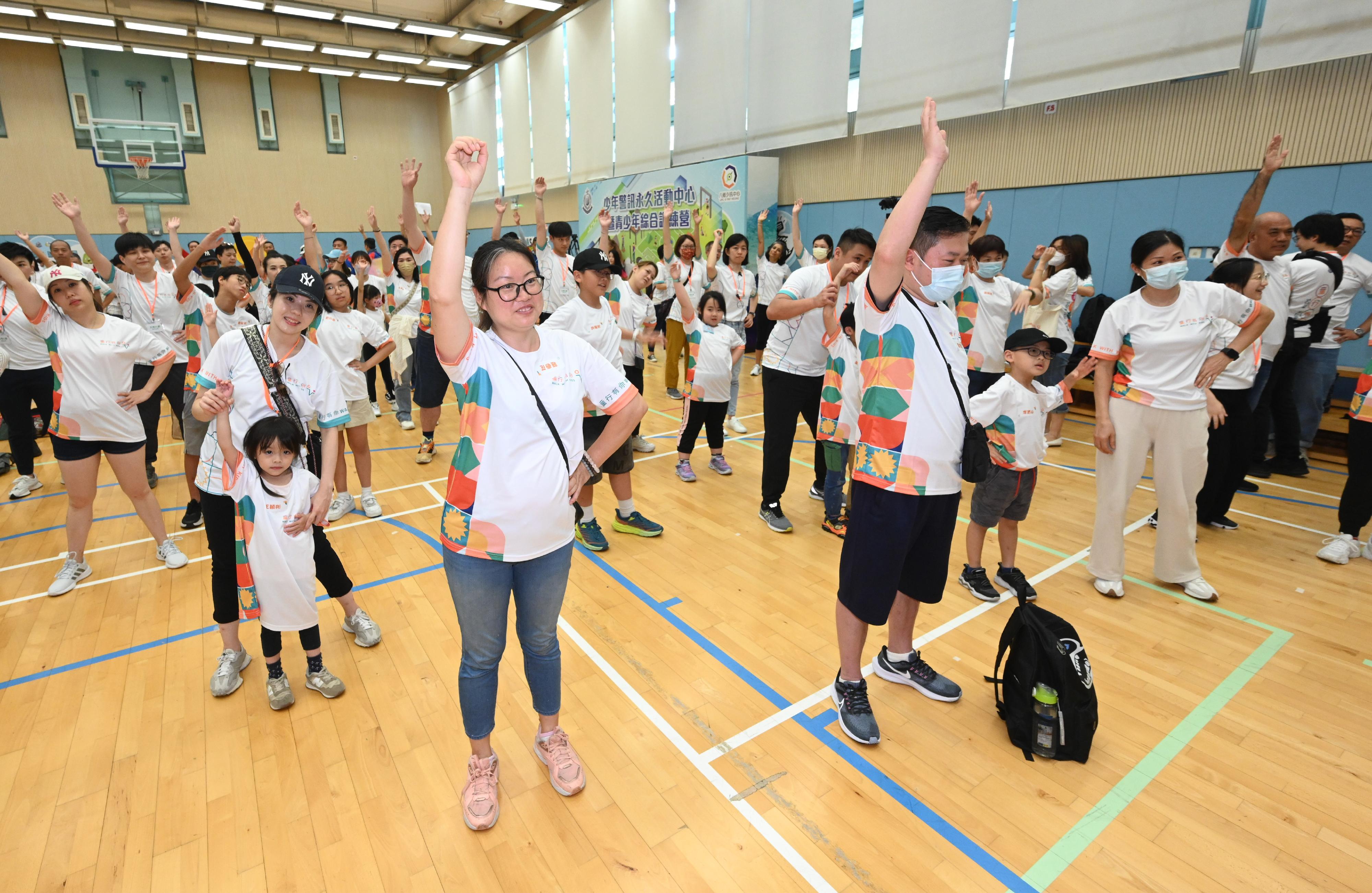 兒童事務委員會、香港警務處和社會福利署今日（六月二十二日）在八鄉少年警訊永久活動中心暨青少年綜合訓練營合辦「童行有你@健康童遊FUN享日」，透過一系列互動遊戲和活動，讓家長和子女共同參與，體會身心健康的重要。圖示參加者參與熱身遊戲。