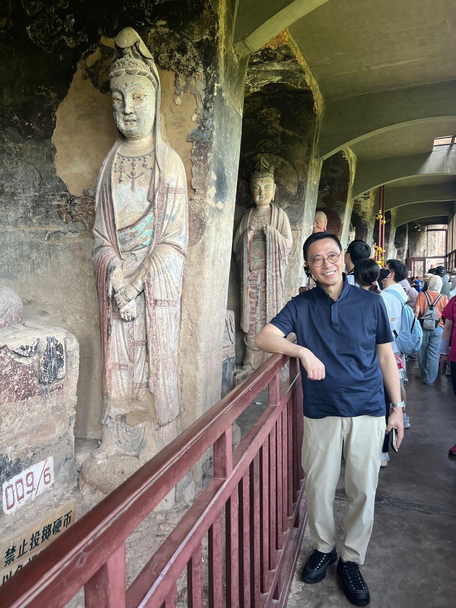 文化體育及旅遊局局長楊潤雄今日（六月二十二日）到訪中國四大石窟之一麥積山石窟，該石窟以泥塑稱譽於世。