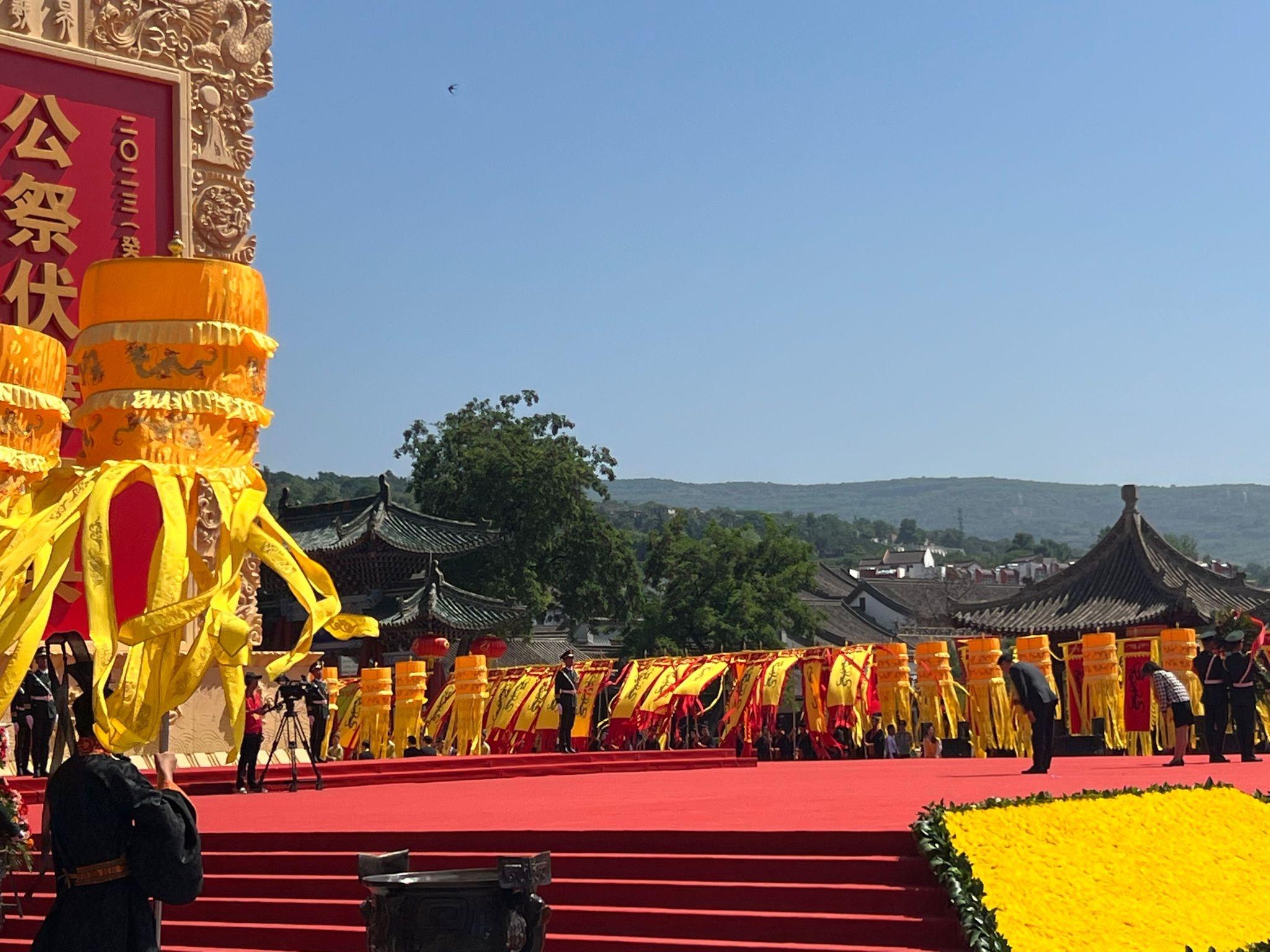 The Secretary for Culture, Sports and Tourism, Mr Kevin Yeung, today (June 22) attended the Public Fuxi Commemoration Ceremony 2023 in Tianshui City in Gansu Province on behalf of the Hong Kong Special Administrative Region Government. He presented flowers at the ceremony.